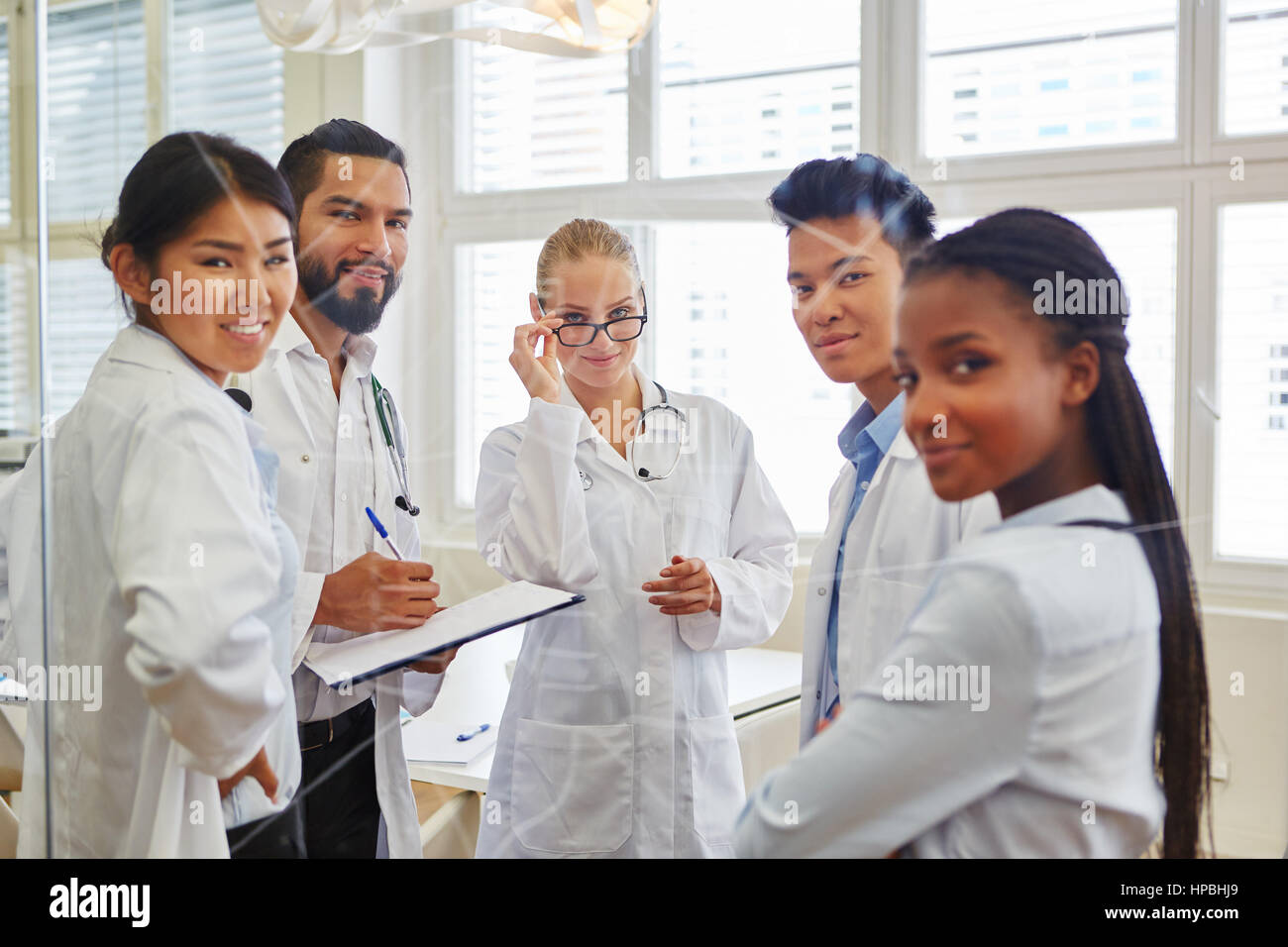 Interracial team di personale ospedaliero in riunione lavorando insieme in cooperazione Foto Stock