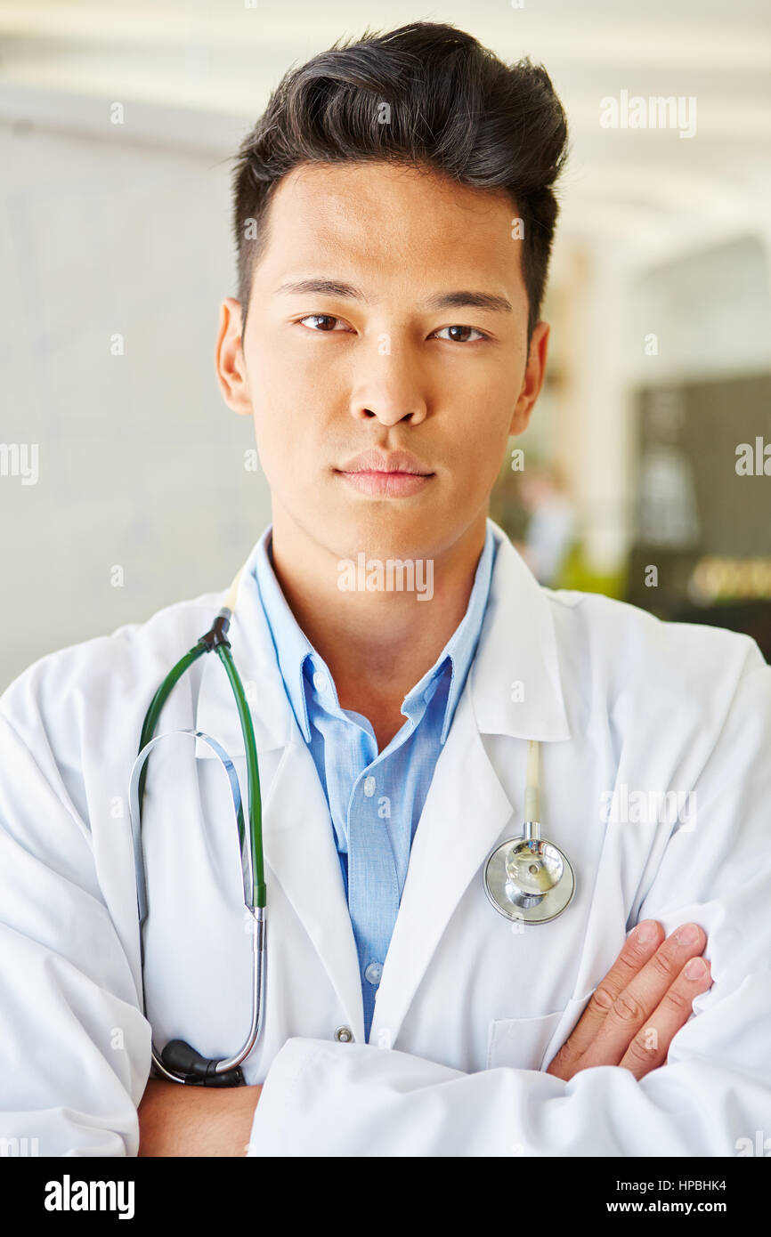 Uomo asiatico come auto fiducioso medico con compentence e abilità di leadership Foto Stock