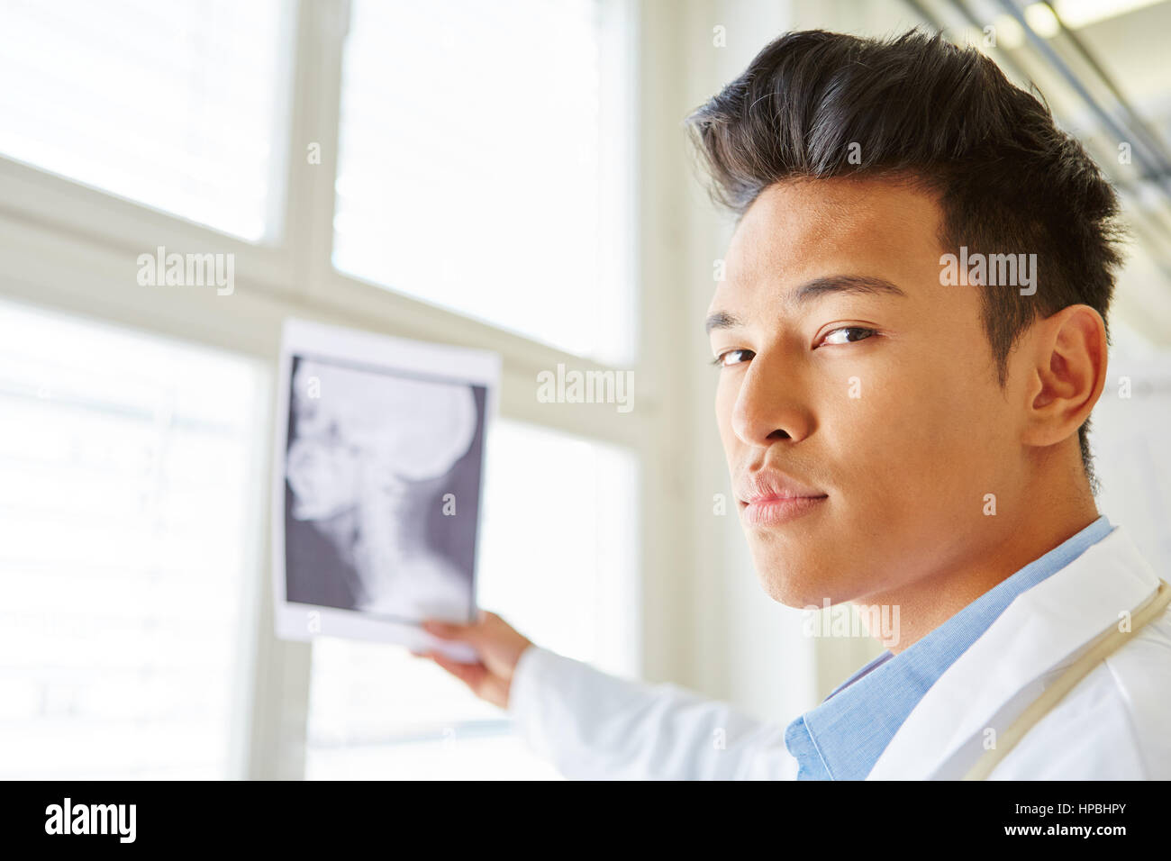 Medico con immagine a raggi x per diagnosticare competenti analisi Foto Stock