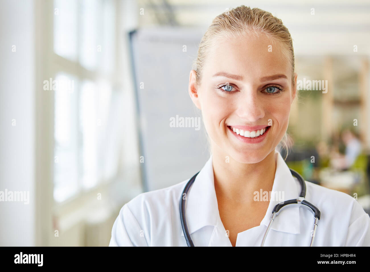 Giovane donna gentile come infermiera in apprendistato nella scuola medica Foto Stock