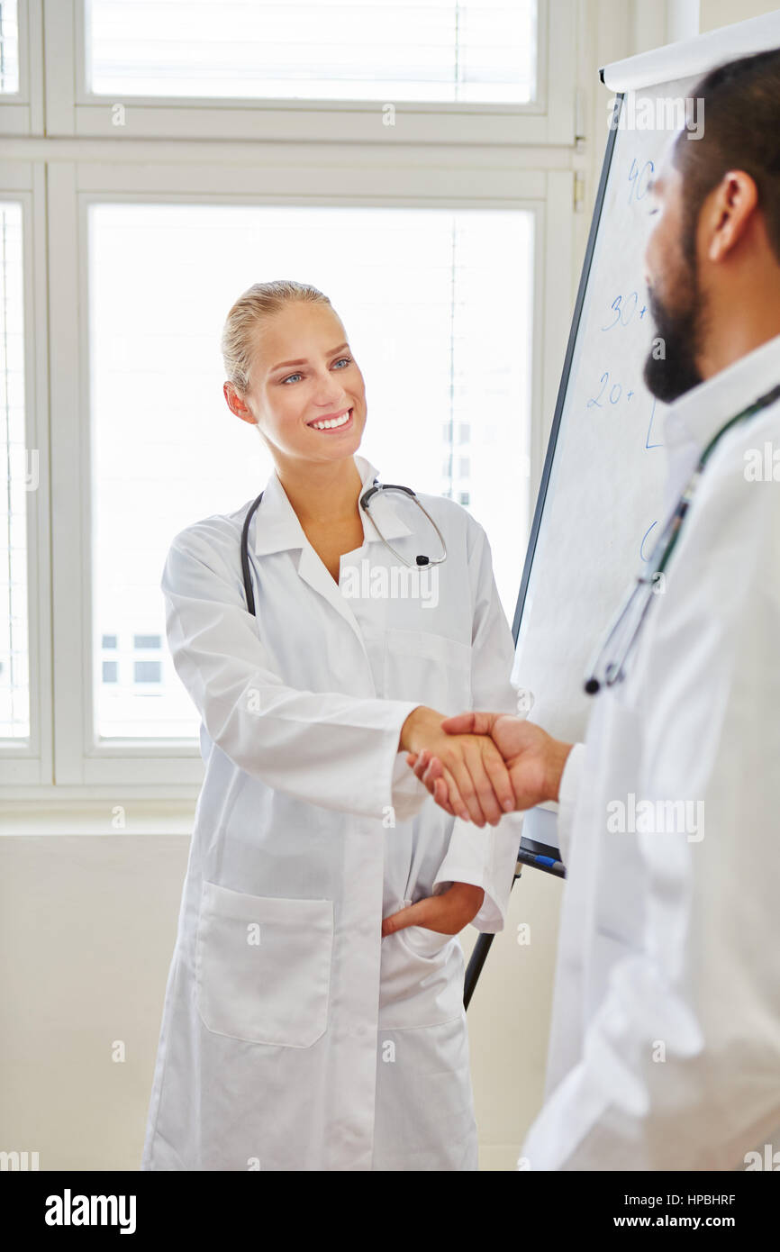 Medico si congratula con il rappresentante medico con handshake Foto Stock