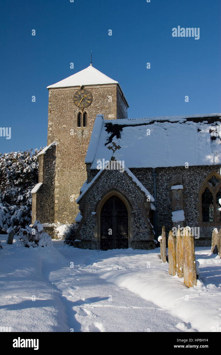 Chiesa di San Lorenzo nella neve,Wooton St Lawrence,Hampshire. Foto Stock