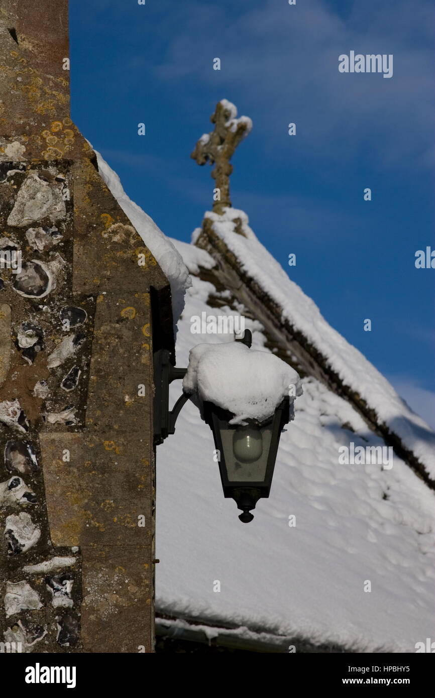 Chiesa di San Lorenzo nella neve,Wooton St Lawrence,Hampshire. Foto Stock