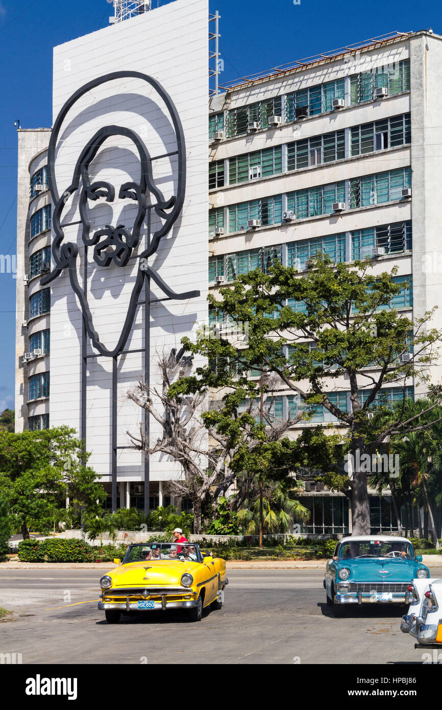 Ministero degli interni, foto di Che Guevara, Plaça de la Revolucion Square, Taxi, Havana, Cuba, Caraibi Foto Stock