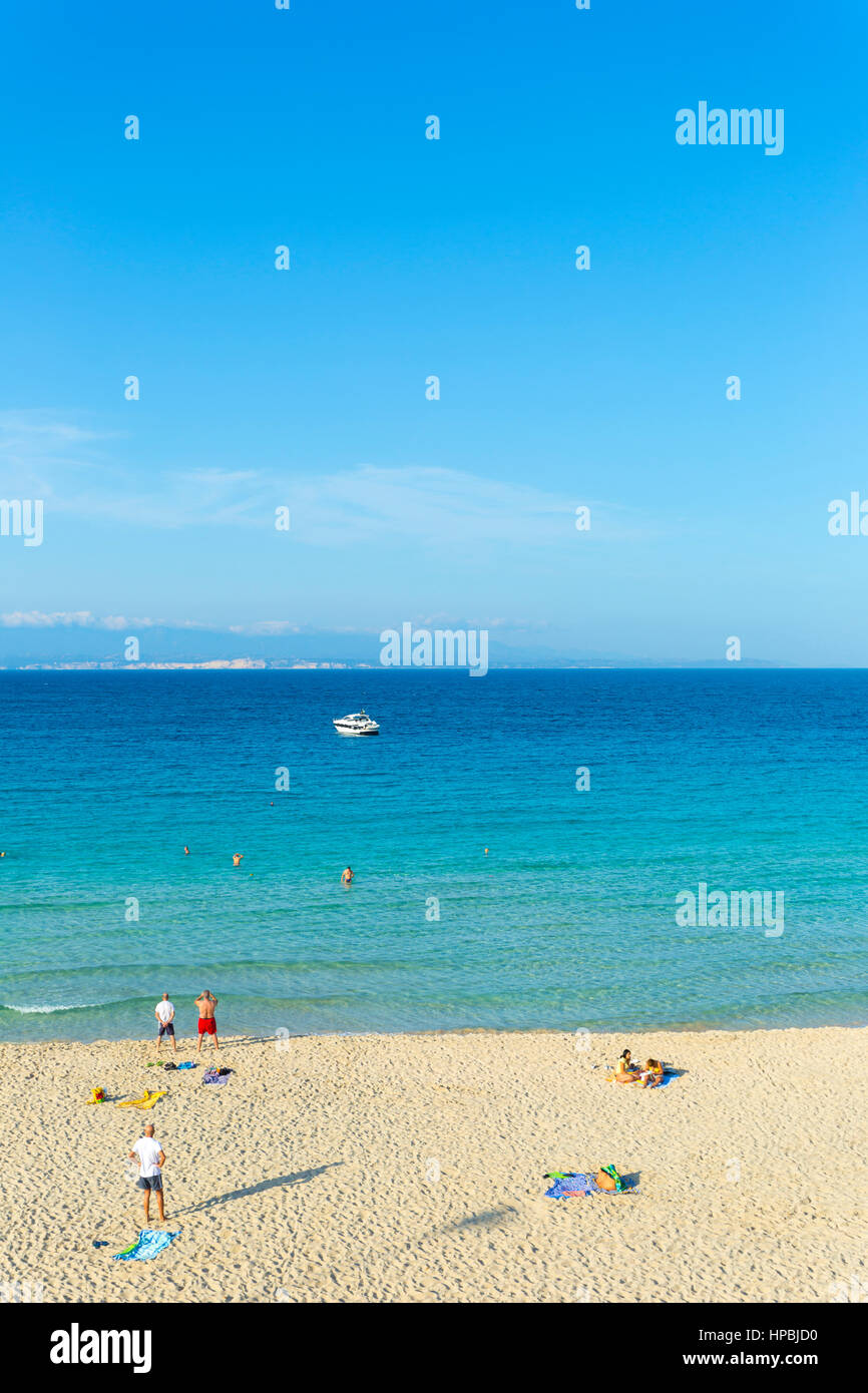 La spiaggia di Rena Bianca a Santa Teresa di Gallura Sardegna Italia con la costa della Corsica in background Foto Stock
