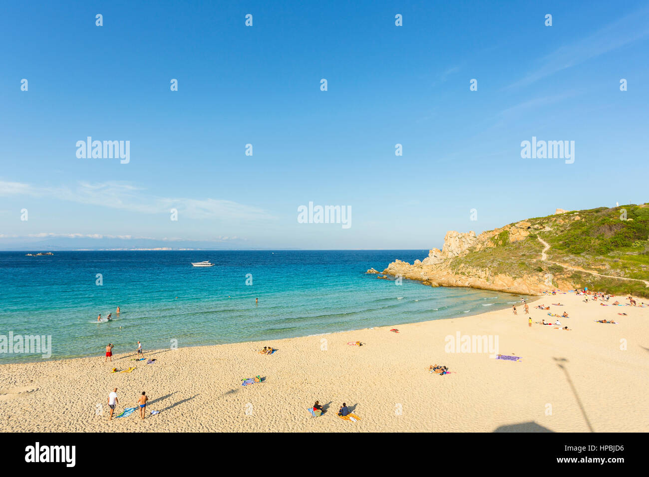 La spiaggia di Rena Bianca a Santa Teresa di Gallura Sardegna Italia con la costa della Corsica in background Foto Stock