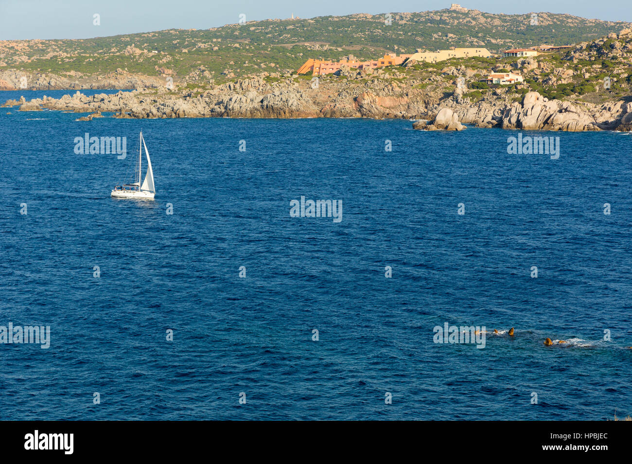 Barca a vela sul Mar Mediterraneo vicino a Santa Teresa di Gallura, Sardegna, Italia Foto Stock