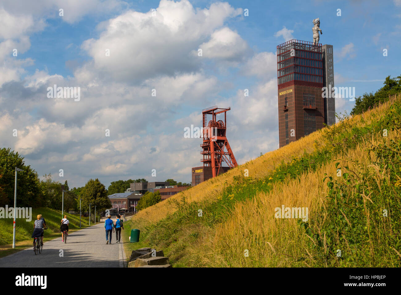 Nordsternpark, sito dell'ex miniera di carbone Nordstern, Gelsenkirchen, torre di avvolgimento, Hercules statua monumentale statua creato da Markus LŸpertz, Foto Stock