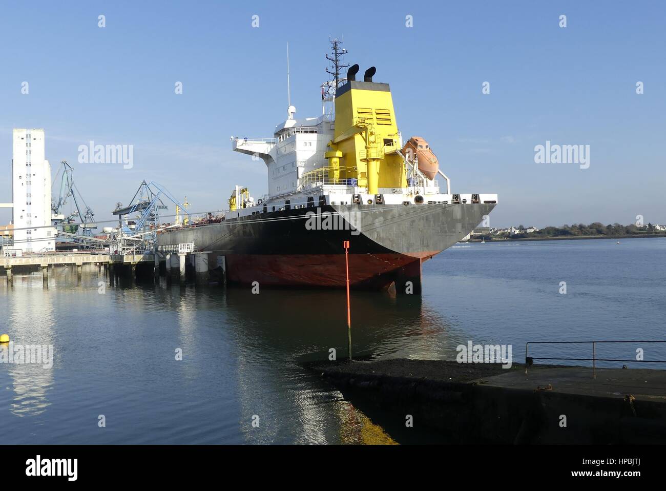 Prodotti di grande petroliera in operazioni al terminale petrolifero di Lorient, Bretagna Francia. Foto Stock