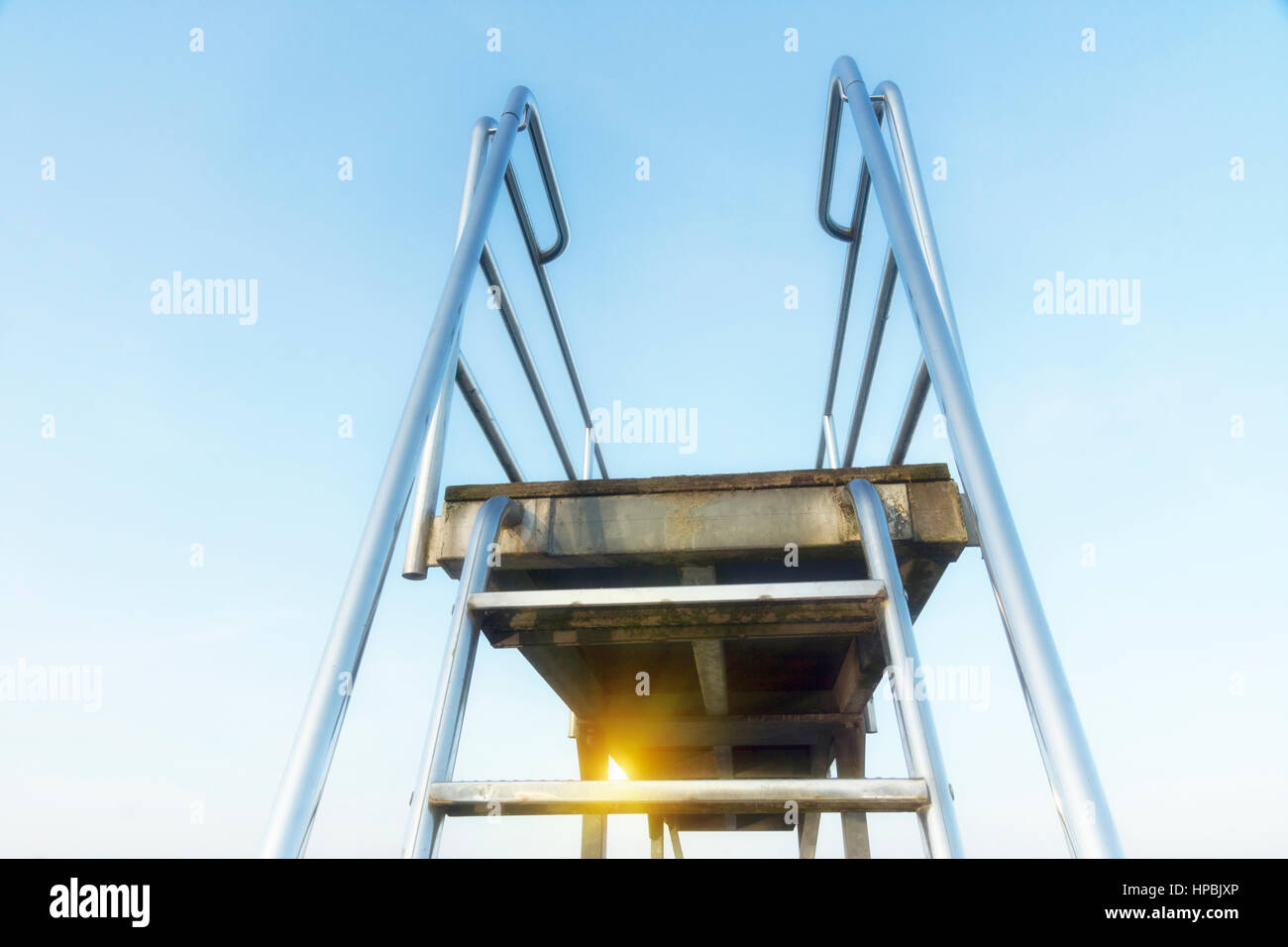 Scheda di salto nel lago in cielo chiaro Foto Stock