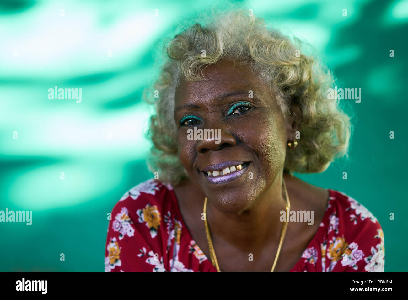 Vecchio ispanico persone reali da Cuba con i sentimenti e le emozioni, ritratto di bizzarro senior african american lady sorridente, ridendo e guardando camer Foto Stock