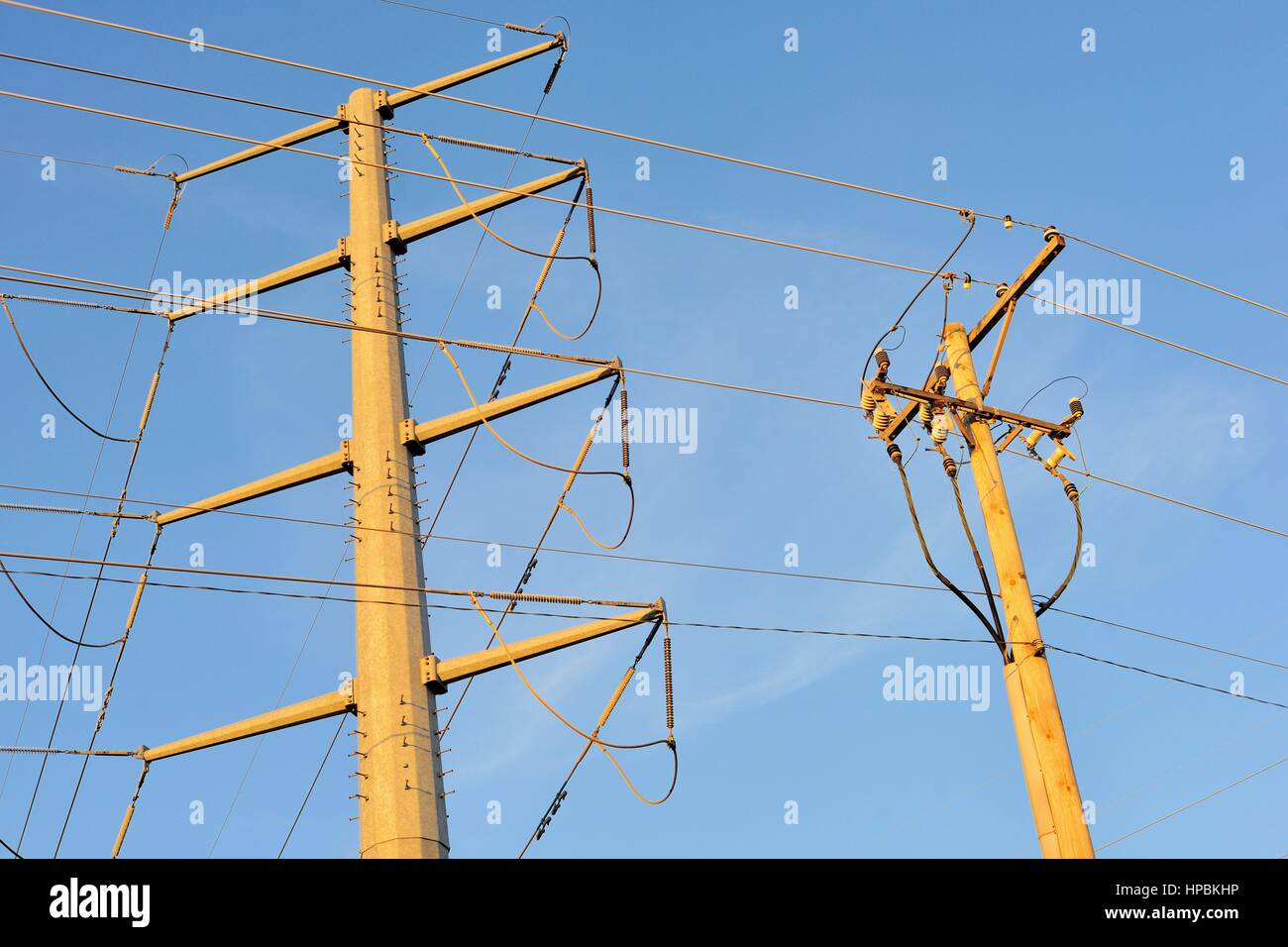 Linea di alimentazione torre e un unico polo di una sottostazione elettrica a Elgin, Illinois, Stati Uniti d'America. Foto Stock