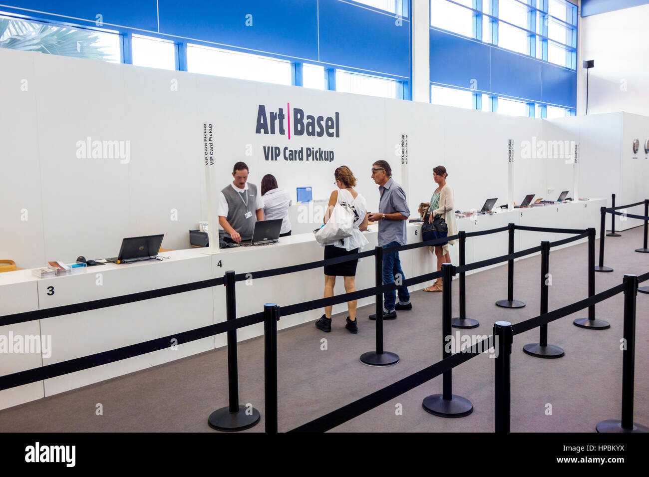 Miami Beach Florida,Centro Convegni,Art Basel,fiera d'arte,mostra collezione collezione vip card pick,counter,uomo uomo uomo maschio,donna donna donna,FL16121 Foto Stock