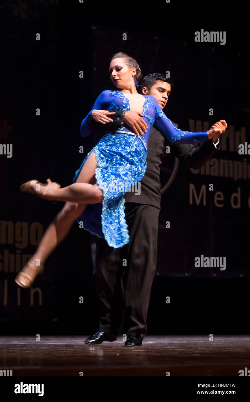 Giovane ballare il tango in tutto il mondo ai campionati di Tango, danza della concorrenza nella International Tango Festival 2016. Medellin, Colombia. Foto Stock