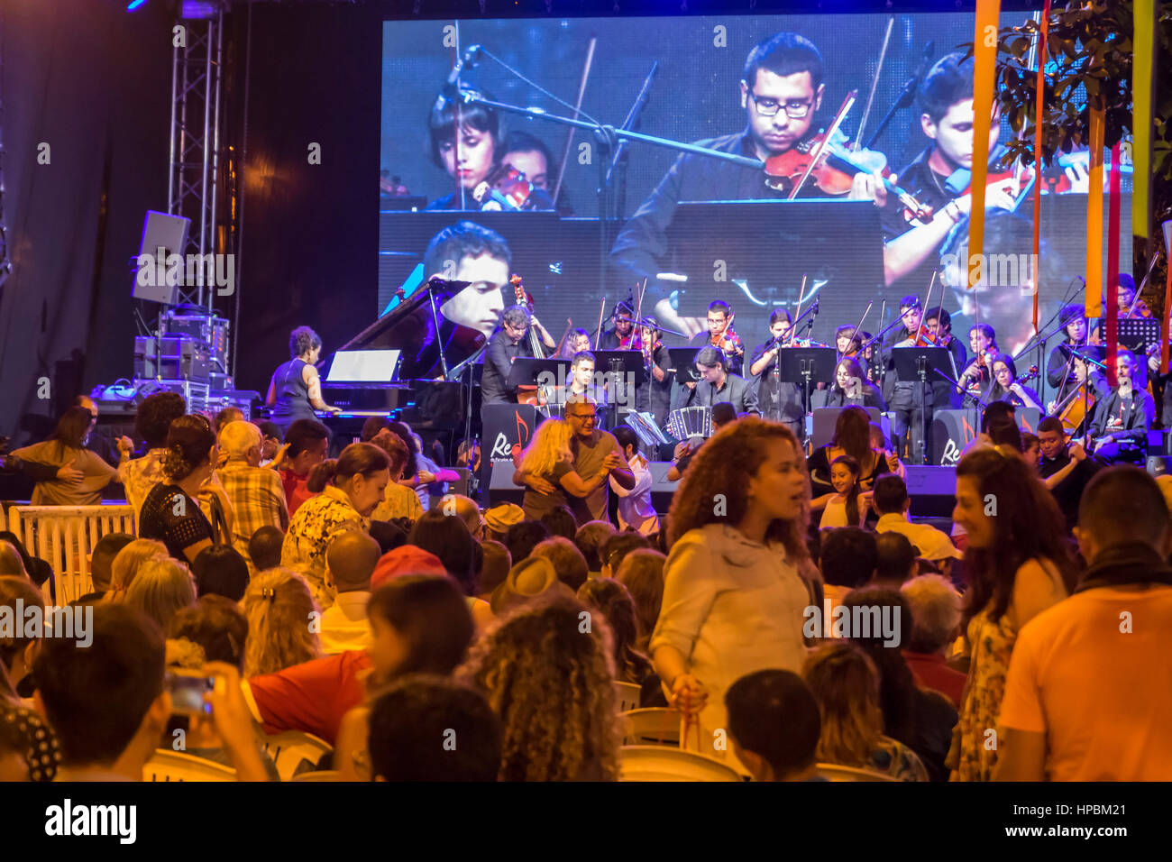 Coppie di ballerini Tango in milonga, partito in cui voi solo ballare il tango, Milonga e Vals criollo con il Tango Orchestra della Scuola di Musica di rete. Tan Foto Stock