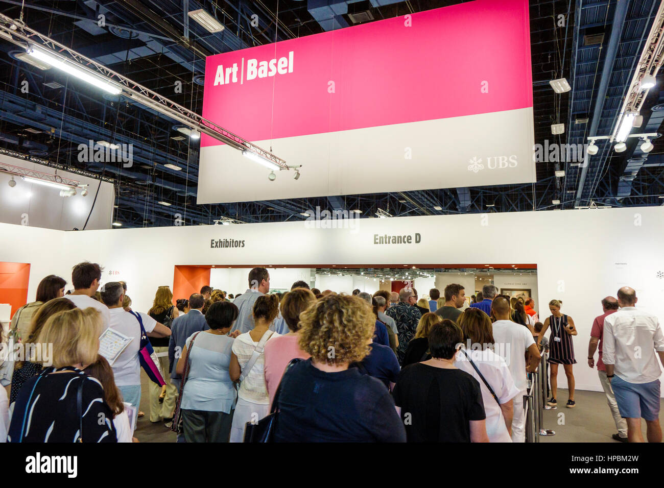 Miami Beach Florida,Convention Center,Art Basel,fiera d'arte,mostra collezione interni,ingresso hall,long line,queue,uomo uomo maschio,donna female Foto Stock