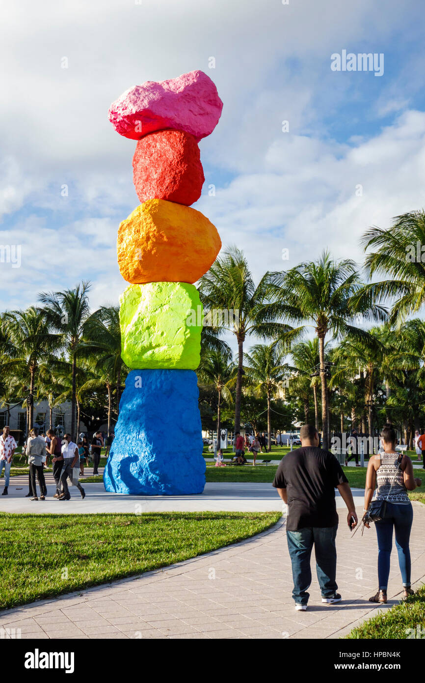 Miami Beach Florida,Collins Park,Art Basel,fiera d'arte,settore pubblico,scultura all'aperto,Miami Mountain,Ugo Rondinone,uomo uomo uomo maschio,donna donna donna femmina,walki Foto Stock