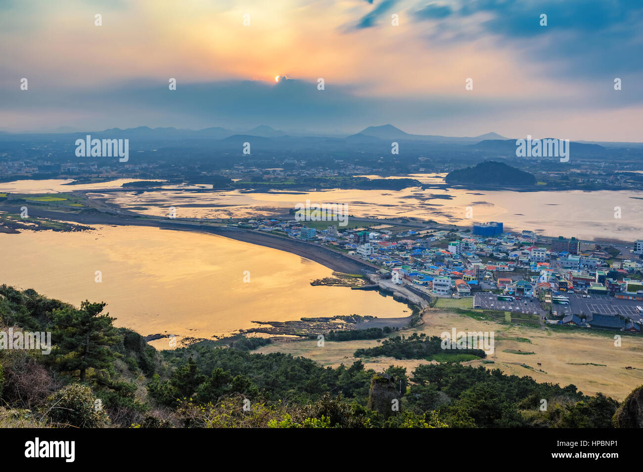 Jeju City skyline quando vista tramonto da Seongsan Ilchulbong, Jeju Island, Corea del Sud Foto Stock