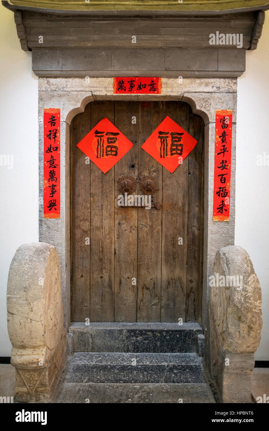 Cinese tradizionale porta rurale con baciata Foto Stock