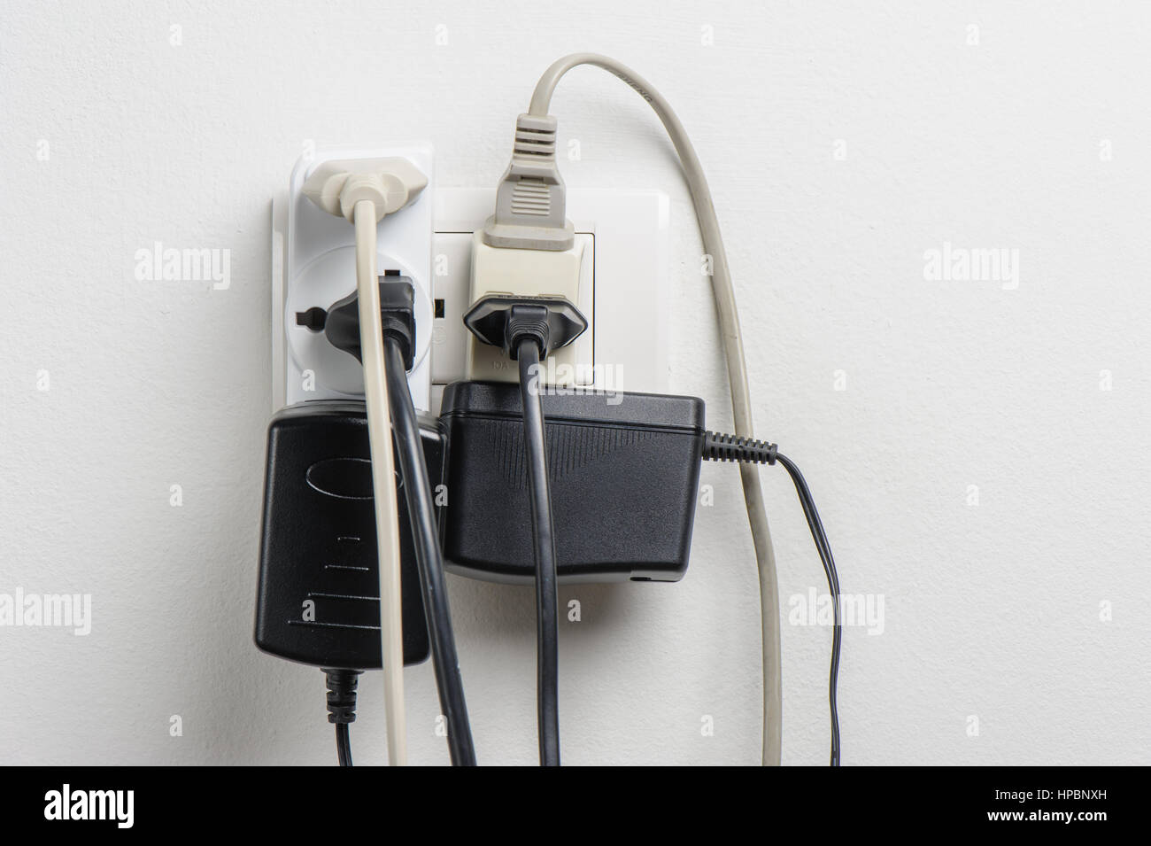 Più spine elettriche nella presa a muro, Svizzera, Europa Foto stock - Alamy