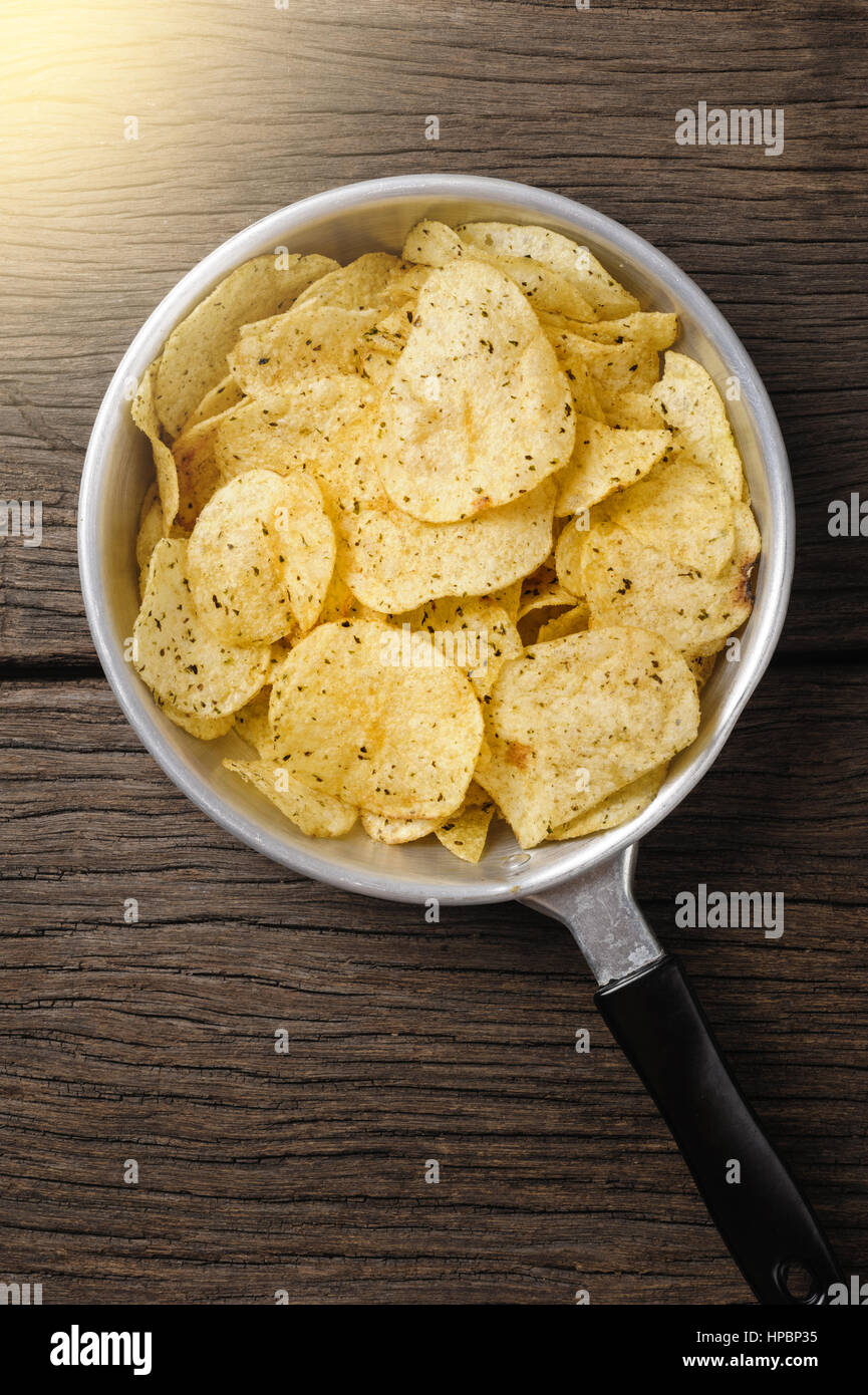 Primo piano patatine fritte in padella sulla scrivania in legno Foto Stock