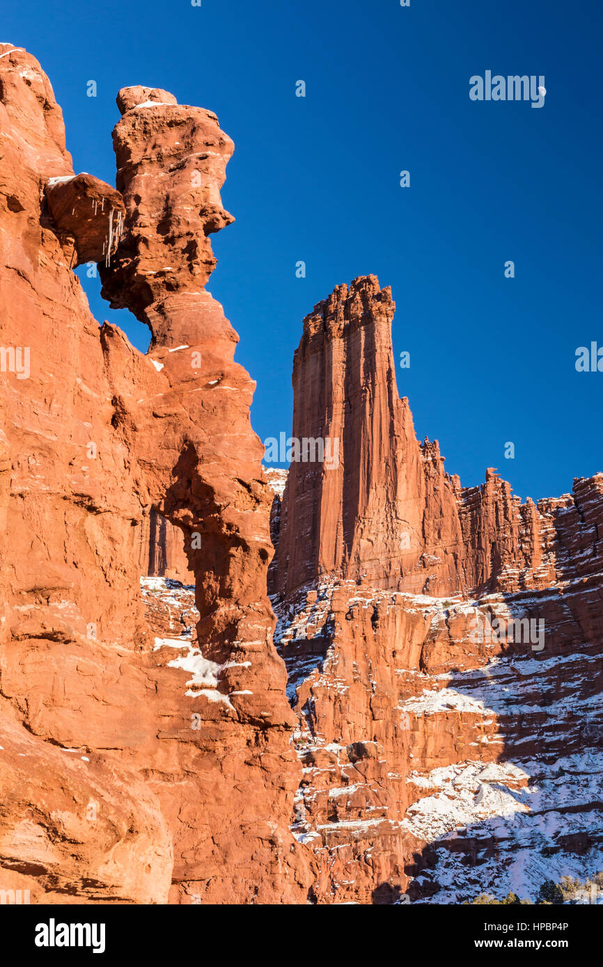 La Titan Tower e la brocca di gestire windows, parte delle torri di Fisher formazioni rocciose nei pressi di Moab, Utah Foto Stock