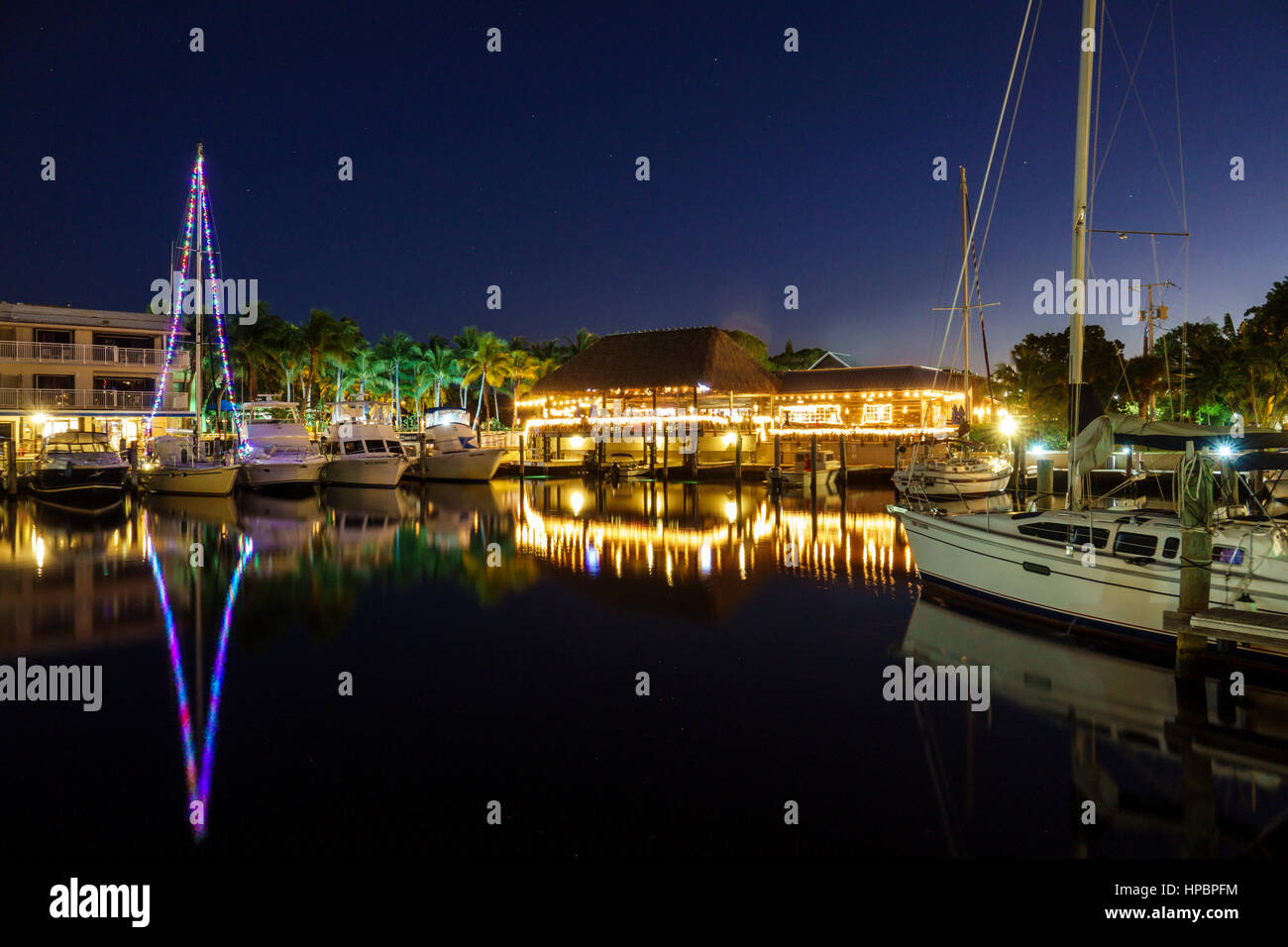 Florida Key Largo, Upper Florida Keys, Courtyard Key Largo, lungomare, canale, marina, barche, luci per le vacanze, Skippers Dockside, ristorante ristoranti cibo di Foto Stock