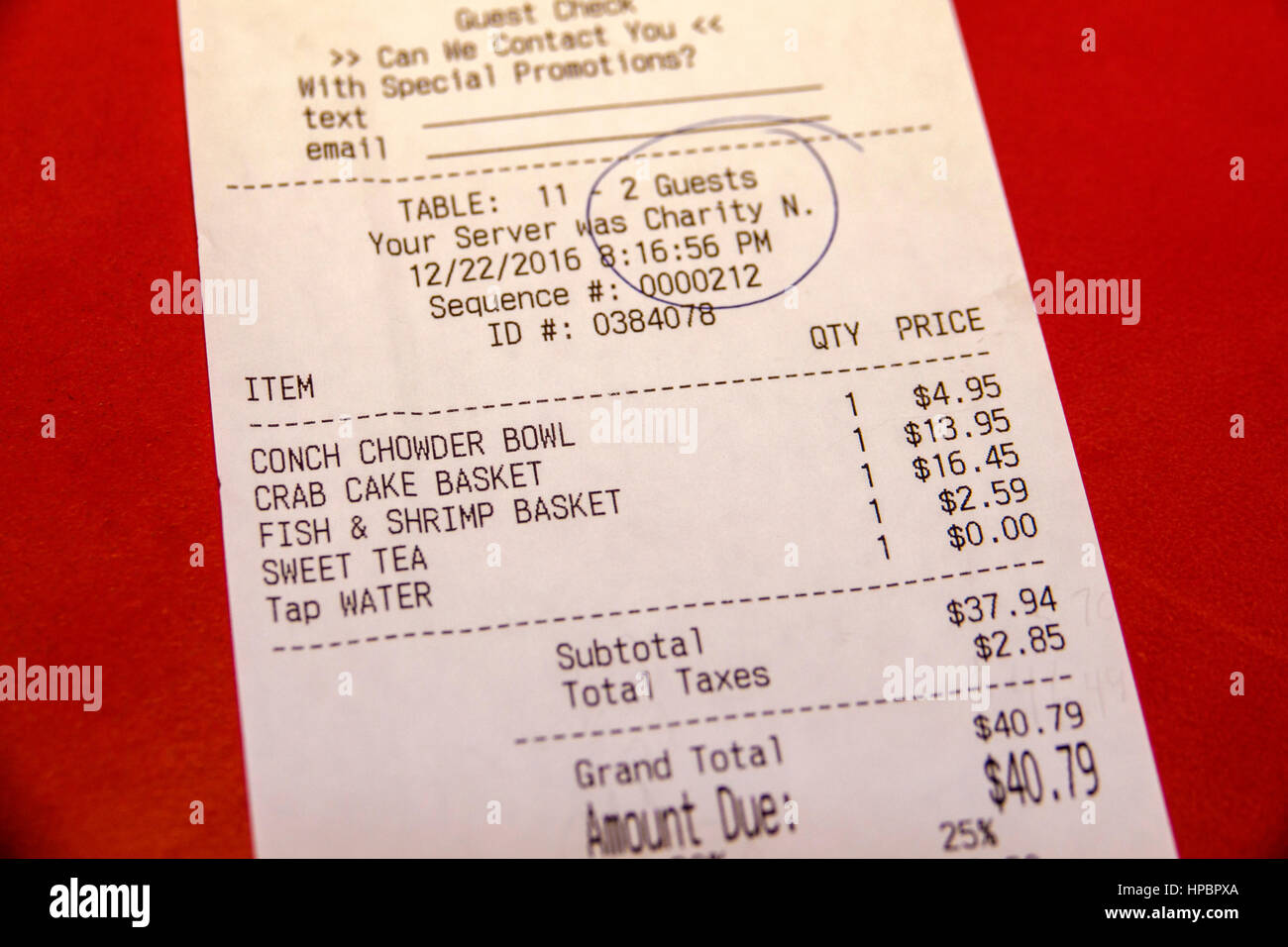 Florida,Key Largo,Upper Florida Keys,Mrs Mac's Kitchen, ristorante ristoranti, ristoranti, ristoranti, ristoranti, caffè, specialità di pesce, ristorante, conto, tasse, subtotale, prezzo, Tap wat Foto Stock