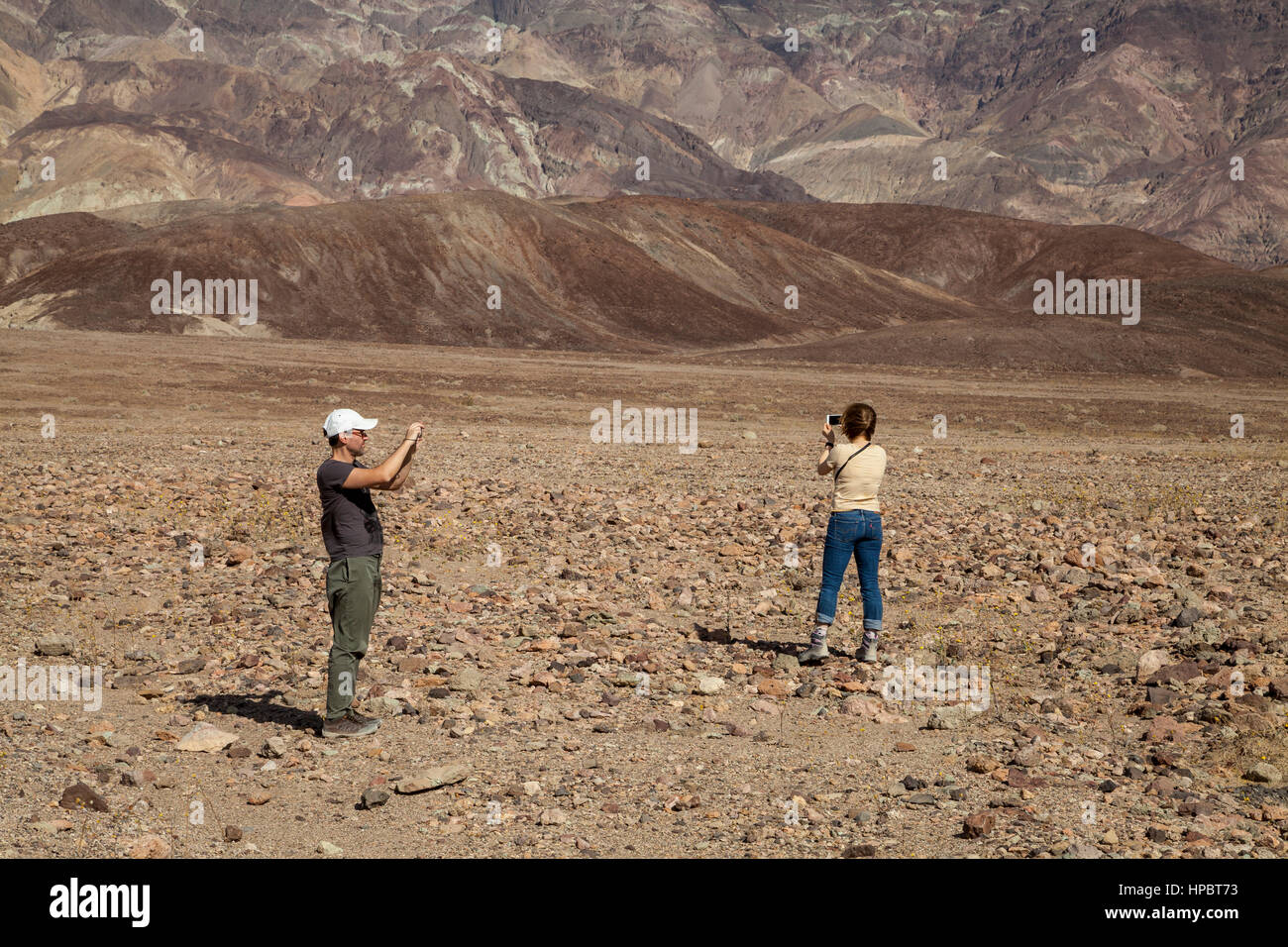 I turisti per scattare delle foto di Parco Nazionale della Valle della Morte, CALIFORNIA, STATI UNITI D'AMERICA Foto Stock