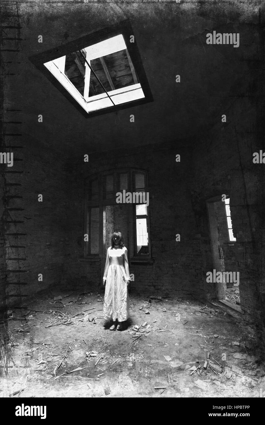 Orrore ragazza fantasma appare in un vecchio edificio. Creepy film scena Foto Stock
