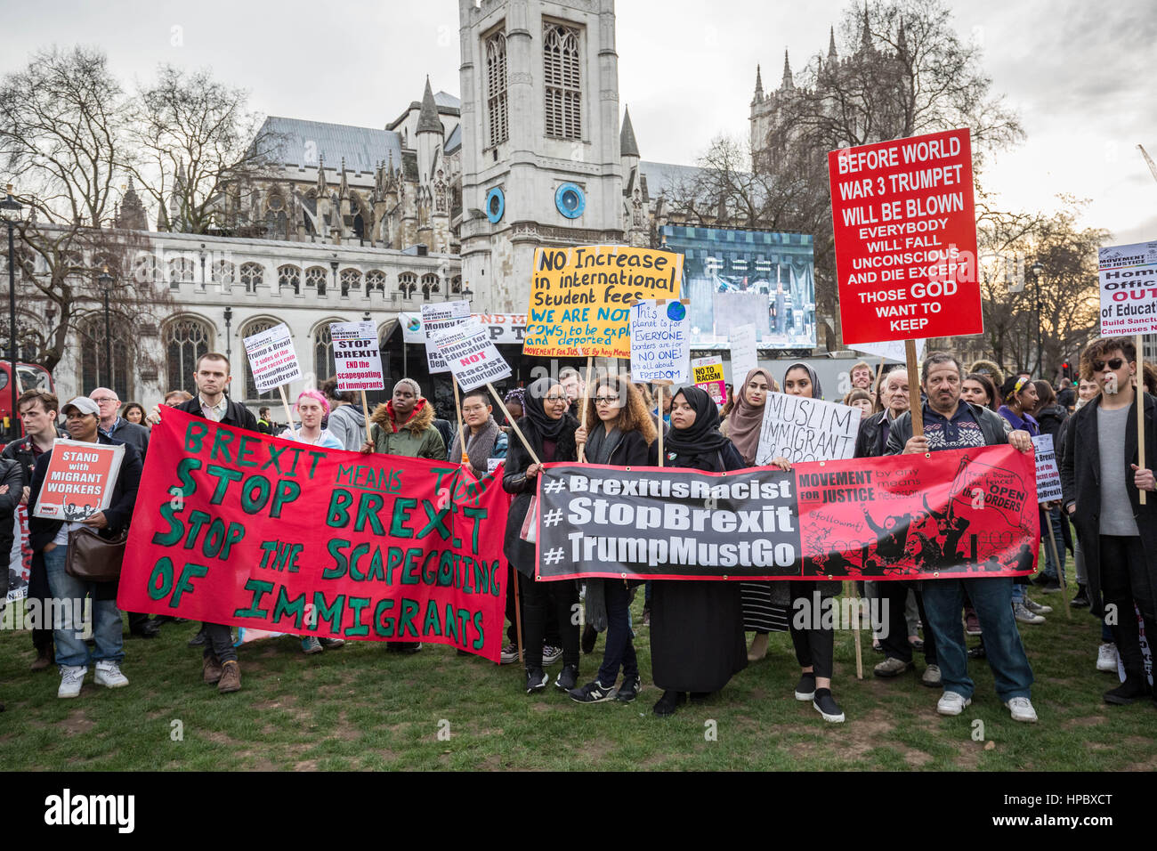 Londra, Regno Unito. Xx Febbraio, 2017. Anti-razzista gli attivisti si riuniscono in piazza del Parlamento per un giorno senza di noi e le Nazioni Unite la Giornata Mondiale della giustizia sociale per celebrare il contributo reso dai migranti per il Regno Unito e per dimostrare la loro opposizione alle politiche del Presidente Trump. © Guy Corbishley/Alamy Live News Foto Stock