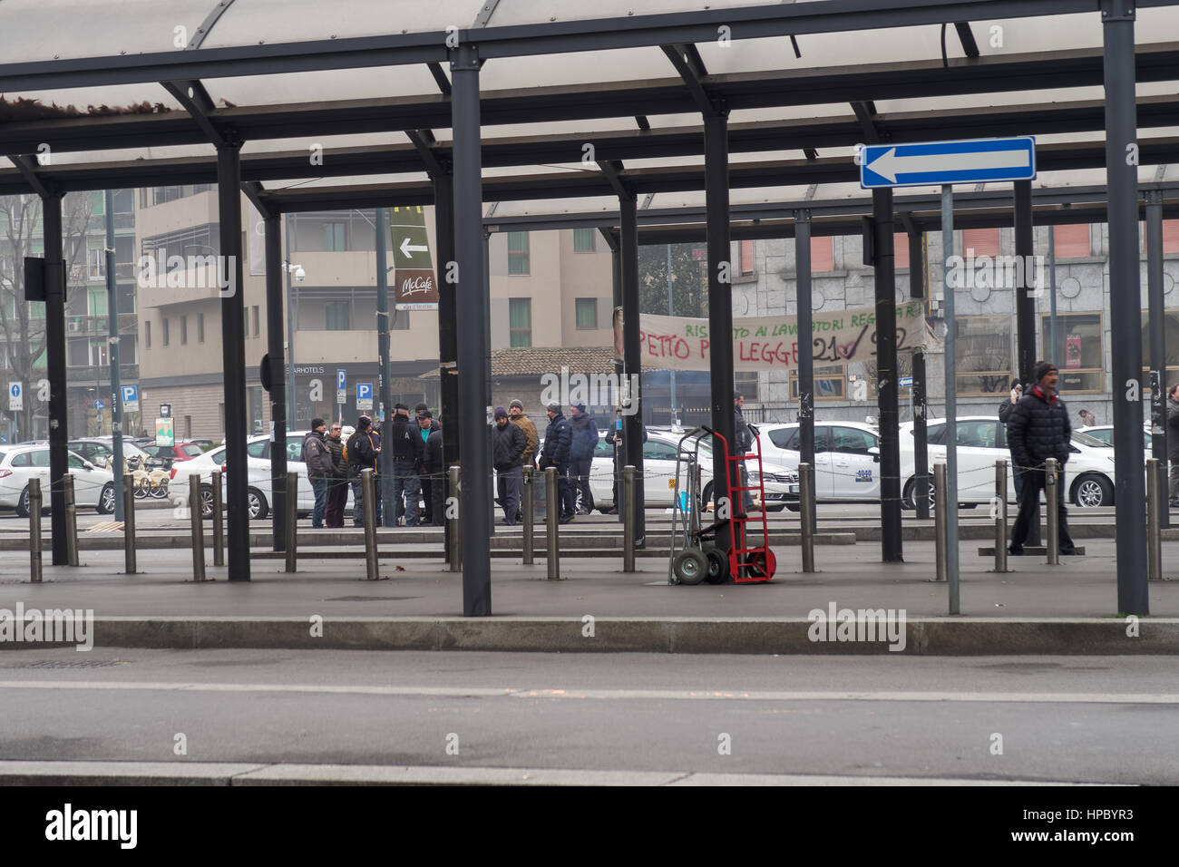 Milano, Italia. Xx Febbraio, 2017. I tassisti continuano il loro sciopero riuniti presso il taxi a Milano stazione centrale area sotto la presenza della polizia. Credito: bestravelvideo/Alamy Live News Foto Stock