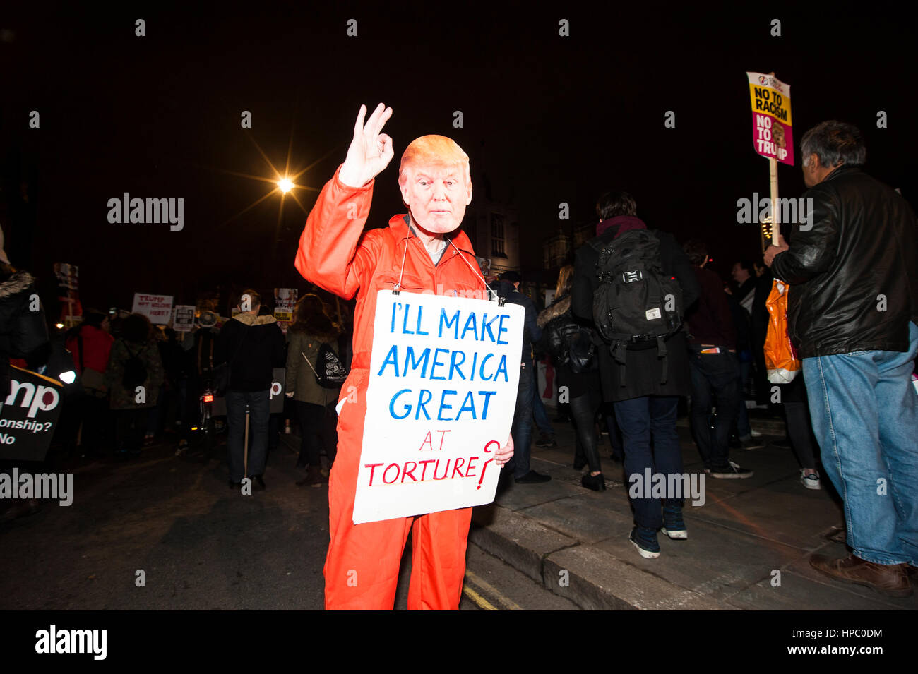 Londra, Regno Unito. Xx Febbraio 2017. La piazza del Parlamento, Londra. Xx Febbraio 2017. I dimostranti prendere per le strade di Londra per un 'Defend migranti, Stop Trump' giornata nazionale di azione. Si tratta della seconda anti-Trump demo che avrà luogo a Londra dal presidente eletto Donald Trump's inaugurazione un mese fa, e coincide con il dibattito parlamentare su una petizione firmata da quasi 2 milioni di persone che chiedono la sua visita di Stato nel Regno Unito per essere annullato. Credito: Francesca Moore/Alamy Live News Foto Stock