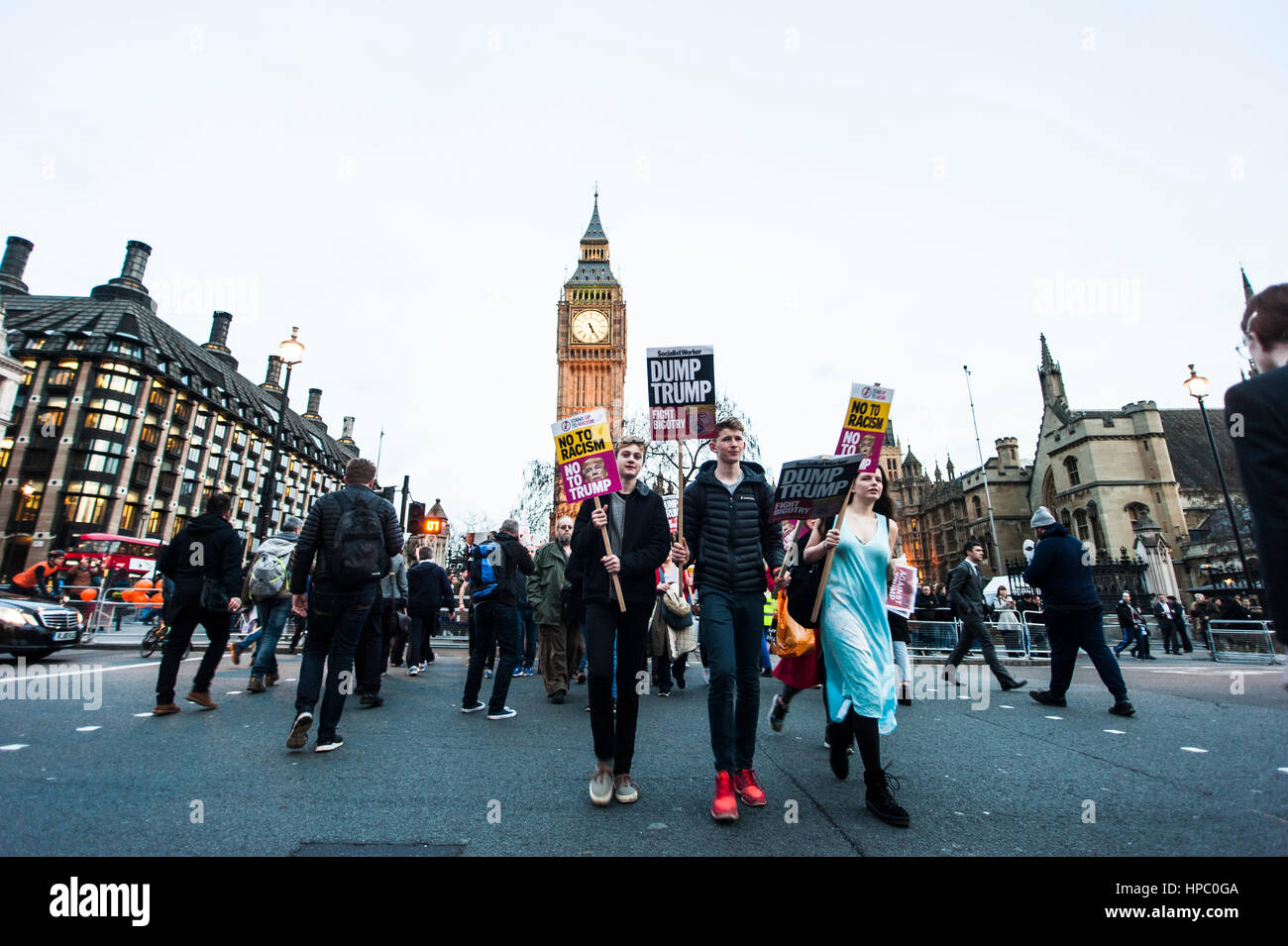 Londra, Regno Unito. Xx Febbraio 2017. La piazza del Parlamento, Londra. Xx Febbraio 2017. I dimostranti prendere per le strade di Londra per un 'Defend migranti, Stop Trump' giornata nazionale di azione. Si tratta della seconda anti-Trump demo che avrà luogo a Londra dal presidente eletto Donald Trump's inaugurazione un mese fa, e coincide con il dibattito parlamentare su una petizione firmata da quasi 2 milioni di persone che chiedono la sua visita di Stato nel Regno Unito per essere annullato. Credito: Francesca Moore/Alamy Live News Foto Stock