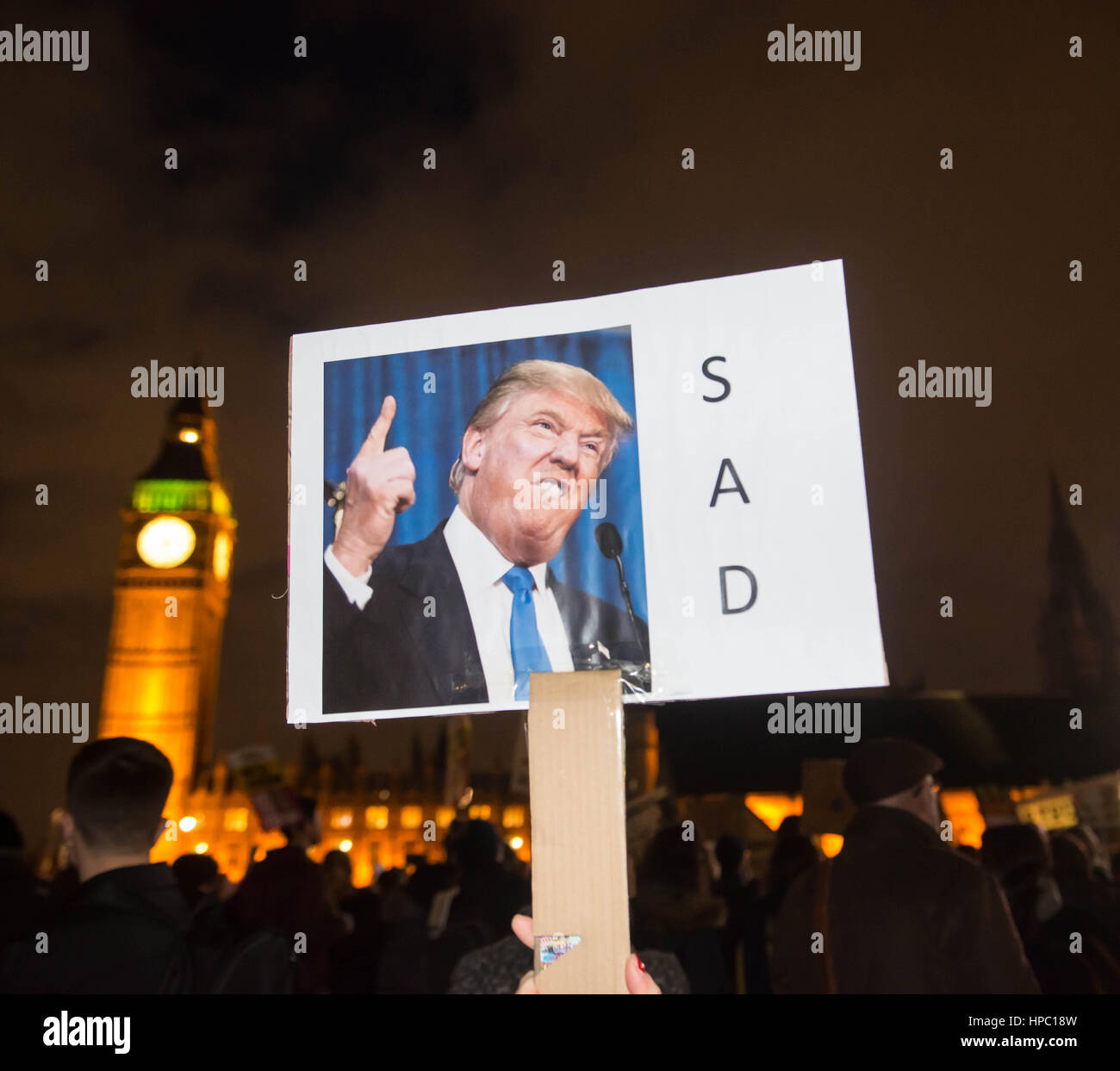 Londra REGNO UNITO. Xx Febbraio 2017. I dimostranti si riuniscono in piazza del Parlamento a coincidere con una discussione sulla prospettiva di un Donald Trump visita di Stato nel Regno Unito entro la fine di quest'anno. Credito: Michael Tubi/Alamy Live News Foto Stock