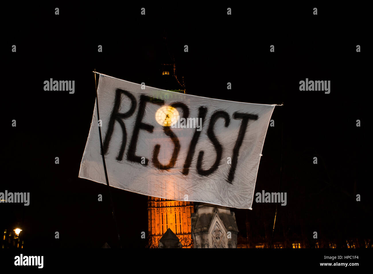 Londra, Regno Unito. Xx Febbraio 2017. La piazza del Parlamento, Londra. Xx Febbraio 2017. I dimostranti prendere per le strade di Londra per un 'Defend migranti, Stop Trump' giornata nazionale di azione. Si tratta della seconda anti-Trump demo che avrà luogo a Londra dal presidente eletto Donald Trump's inaugurazione un mese fa, e coincide con il dibattito parlamentare su una petizione firmata da quasi 2 milioni di persone che chiedono la sua visita di Stato nel Regno Unito per essere annullato. Credito: Francesca Moore/Alamy Live News Foto Stock