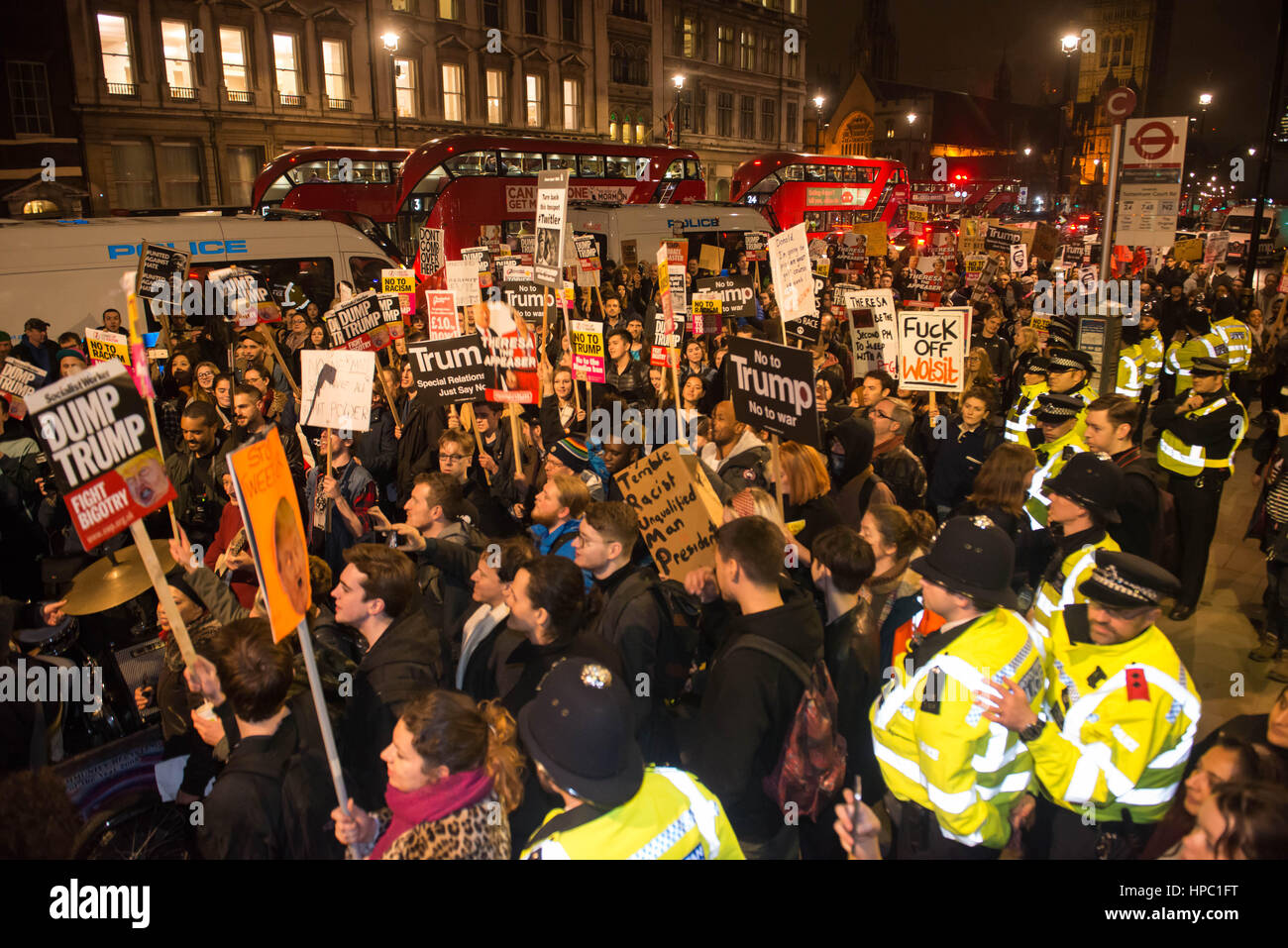 Londra REGNO UNITO. Xx Febbraio 2017. I dimostranti si riuniscono in piazza del Parlamento a coincidere con una discussione sulla prospettiva di un Donald Trump visita di Stato nel Regno Unito entro la fine di quest'anno. Credito: Michael Tubi/Alamy Live News Foto Stock