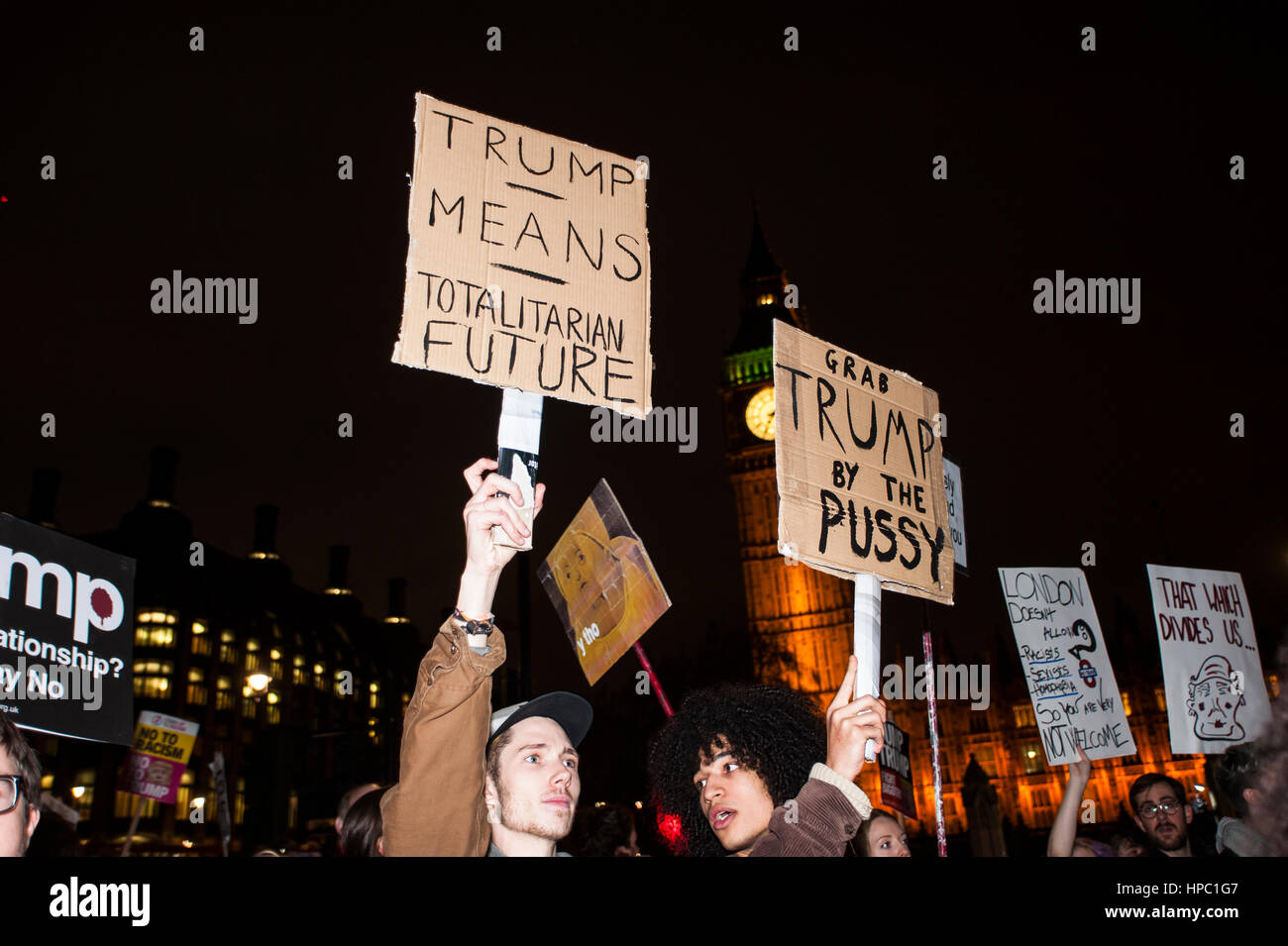 Londra, Regno Unito. Xx Febbraio 2017. La piazza del Parlamento, Londra. Xx Febbraio 2017. I dimostranti prendere per le strade di Londra per un 'Defend migranti, Stop Trump' giornata nazionale di azione. Si tratta della seconda anti-Trump demo che avrà luogo a Londra dal presidente eletto Donald Trump's inaugurazione un mese fa, e coincide con il dibattito parlamentare su una petizione firmata da quasi 2 milioni di persone che chiedono la sua visita di Stato nel Regno Unito per essere annullato. Credito: Francesca Moore/Alamy Live News Foto Stock