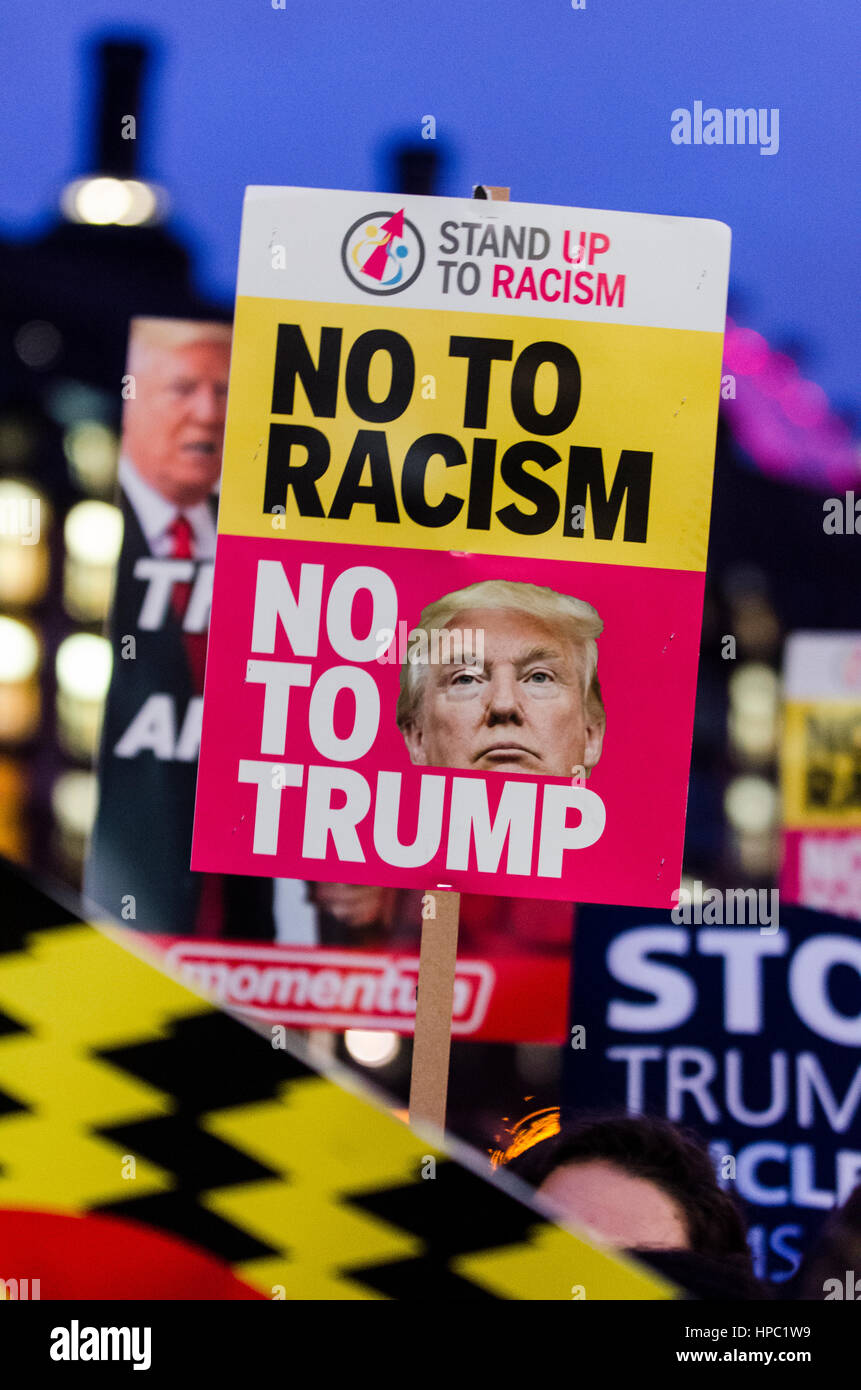 Londra, Regno Unito. Xx Febbraio 2017. La piazza del Parlamento, Londra. Xx Febbraio 2017. I dimostranti prendere per le strade di Londra per un 'Defend migranti, Stop Trump' giornata nazionale di azione. Si tratta della seconda anti-Trump demo che avrà luogo a Londra dal presidente eletto Donald Trump's inaugurazione un mese fa, e coincide con il dibattito parlamentare su una petizione firmata da quasi 2 milioni di persone che chiedono la sua visita di Stato nel Regno Unito per essere annullato. Credito: Francesca Moore/Alamy Live News Foto Stock