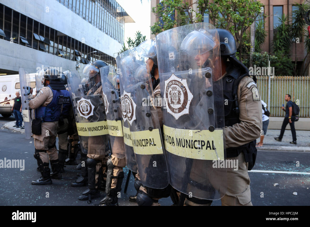 Rio de Janeiro, Brasile. Xx Febbraio 2017. Gli ufficiali di polizia utilizzare armi non letali, morale bombe e gas lacrimogeni per attaccare i manifestanti. I manifestanti hanno protestato per le strade del centro di Rio contro la privatizzazione della CEDAE (acqua e acque reflue azienda in Rio de Janeiro). Credito: Luiz Souza/Alamy Live News Foto Stock