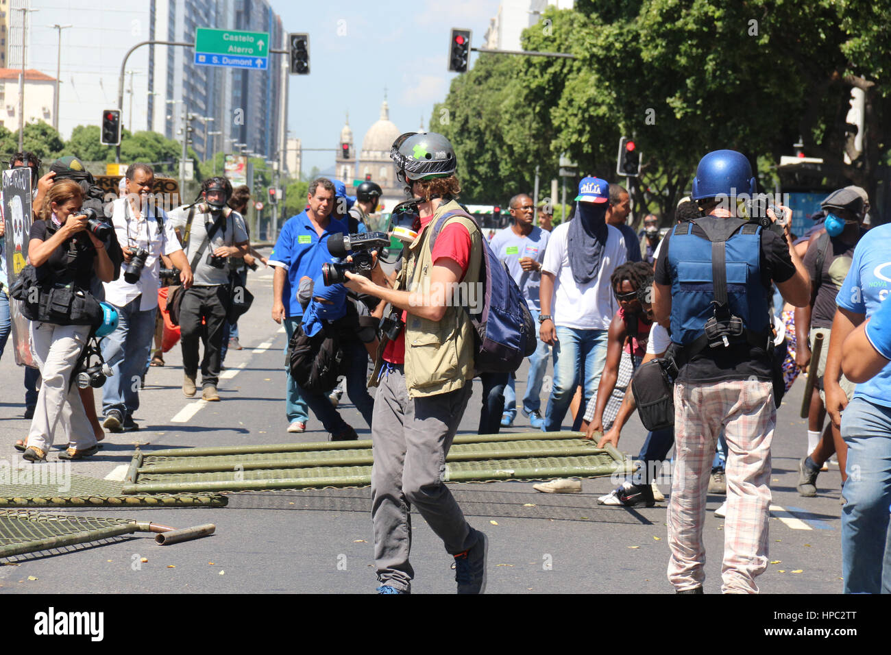 Rio de Janeiro, Brasile. Xx Febbraio 2017. Strutture montato per il carnevale di Rio sono stati danneggiati. I manifestanti hanno protestato per le strade del centro di Rio contro la privatizzazione della CEDAE (acqua e acque reflue azienda in Rio de Janeiro). Con la grave crisi finanziaria che colpisce lo stato di Rio de Janeiro, il governo federale ha richiesto che lo stato privatizzare CEDAE e creare misure di austerità che avrà impatto sulle retribuzioni e indennità dei funzionari. Credito: Luiz Souza/Alamy Live News Foto Stock