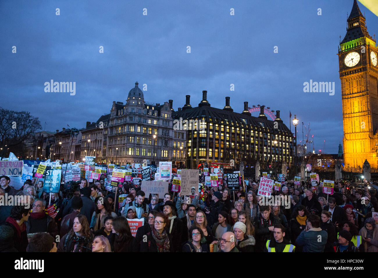 Londra, Regno Unito. Xx Febbraio, 2017. Migliaia di dimostranti frequentare un arresto Trump rally in piazza del Parlamento come la House of Lords discussioni la Brexit bill e discutono una petizione per annullare il Presidente Trump's visita di Stato nel Regno Unito. Credito: Mark Kerrison/Alamy Live News Foto Stock