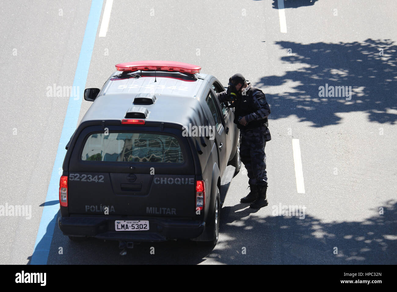 Rio de Janeiro, Brasile. Xx Febbraio 2017. Gli ufficiali di polizia utilizzare armi non letali, morale bombe e gas lacrimogeni per attaccare i manifestanti. I manifestanti hanno protestato per le strade del centro di Rio contro la privatizzazione della CEDAE (acqua e acque reflue azienda in Rio de Janeiro). Credito: Luiz Souza/Alamy Live News Foto Stock
