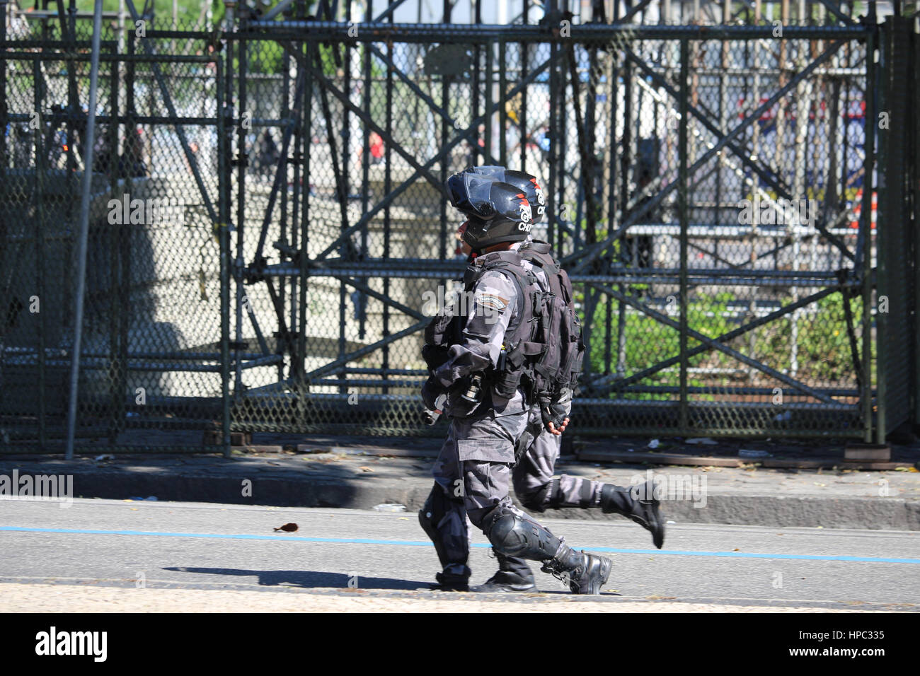 Rio de Janeiro, Brasile. Xx Febbraio 2017. Gli ufficiali di polizia utilizzare armi non letali, morale bombe e gas lacrimogeni per attaccare i manifestanti. I manifestanti hanno protestato per le strade del centro di Rio contro la privatizzazione della CEDAE (acqua e acque reflue azienda in Rio de Janeiro). Credito: Luiz Souza/Alamy Live News Foto Stock