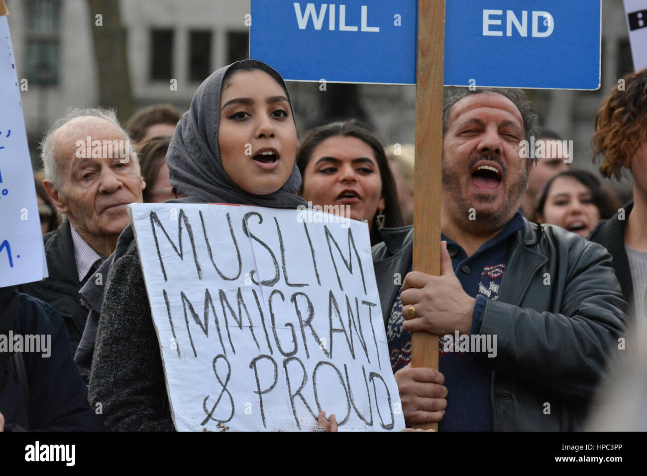 Londra, Regno Unito. Xx Febbraio 2017. Le persone si sono riunite in piazza del Parlamento per protestare contro Brexit Trump e la visita di Stato in Gran Bretagna. Un giovane manifestante è in possesso di un cartellone di lettura: "immigrato uslim & orgoglioso'. Credito: ZEN - Zaneta Razaite/Alamy Live News Foto Stock
