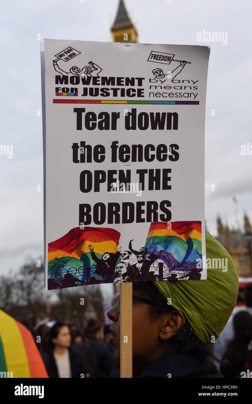 Londra, Regno Unito. Xx Febbraio 2017. Un manifestante è in possesso di un cartellone di lettura: "Abbattere i recinti aprire le frontiere' durante la Anti-Trump & Anti-Brexit manifestazione a Londra. Credito: ZEN - Zaneta Razaite/Alamy Live News Foto Stock