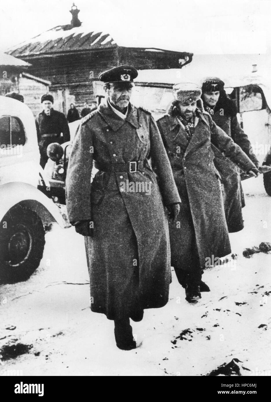 Il maresciallo di campo Friedrich Paulus (l), comandante supremo dell'esercito tedesco del 6th, viene catturato dall'esercito rosso durante la battaglia di Stalingrado, in Unione Sovietica, il 31 gennaio 1943. Fotoarchiv für Zeitgeschichte | usage worldwide Foto Stock