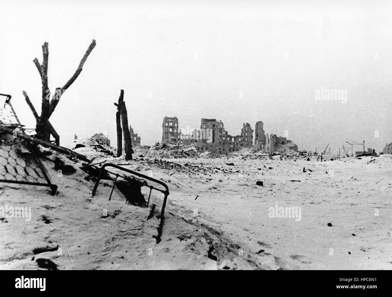 Ammira le rovine dell'insediamento di 'Barrikady' durante la battaglia di Stalingrado, Unione Sovietica, nel dicembre 1942. Fotoarchiv für Zeitgeschichte | usage worldwide Foto Stock