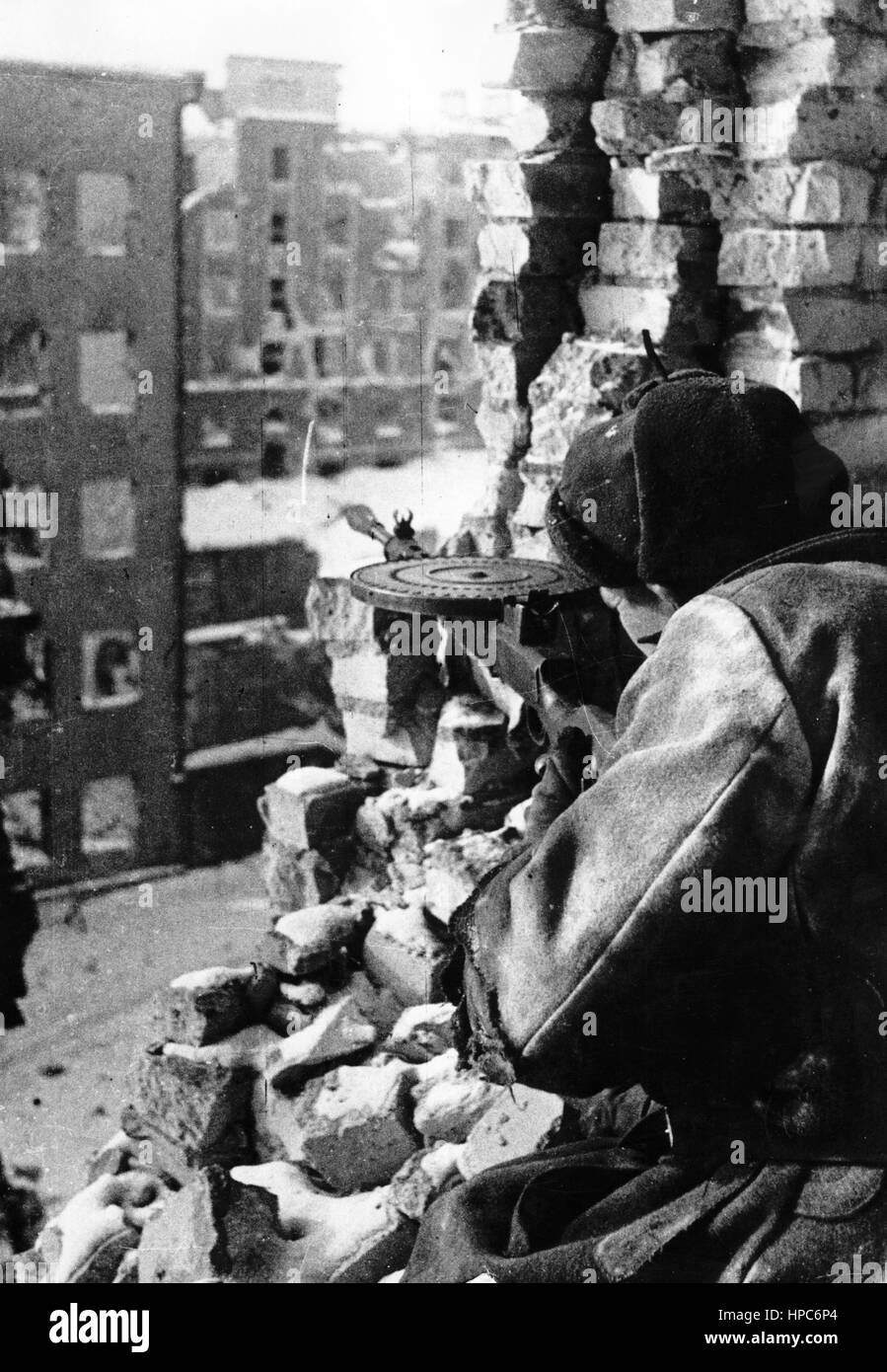 Un soldato dell'Armata Rossa spara una mitragliatrice nella lotta di strada a durante la battaglia di Stalingrado, Unione Sovietica, nel 1943. Fotoarchiv für Zeitgeschichte | usage worldwide Foto Stock