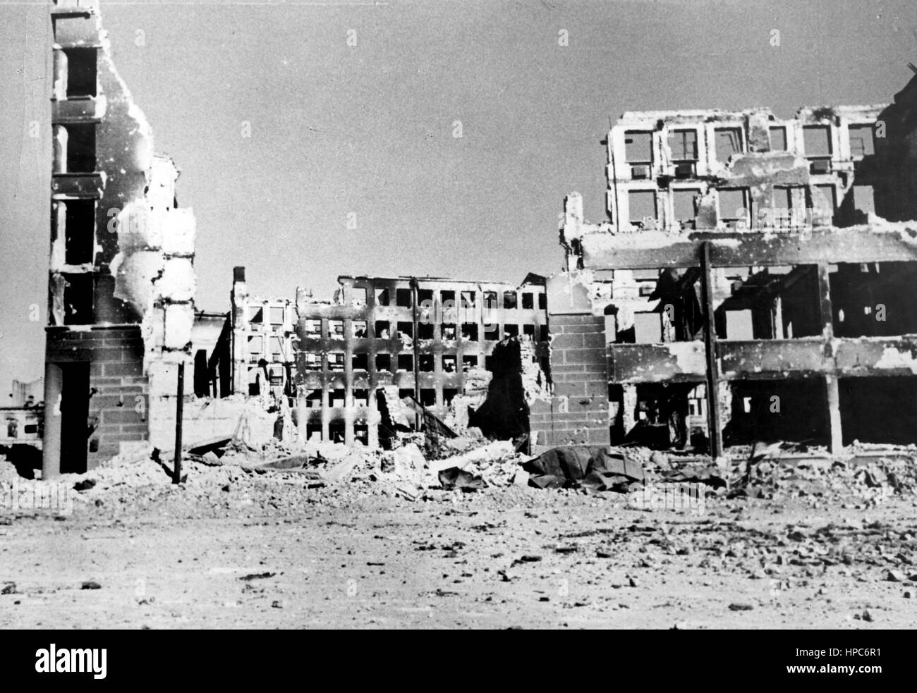 L'immagine della propaganda nazista mostra un edificio in rovina a Stalingrado (oggi Volgograd). Presa nell'ottobre 1942. Un reporter di stato nazista ha scritto sul retro della foto nel 17.10.1942, "la battaglia per Stalingrado. I danni alla zona vicino all'edificio sindacale sovietico a Stalingrado, dove il nemico ha messo una dura difesa, sono particolarmente pesanti. Ancora le bombe dei combattenti e dei bombardieri tedeschi si sono martellate su questo nido di resistenza bolscevica. Fotoarchiv für Zeitgeschichte - NESSUN SERVIZIO DI CABLAGGIO - | utilizzo in tutto il mondo Foto Stock